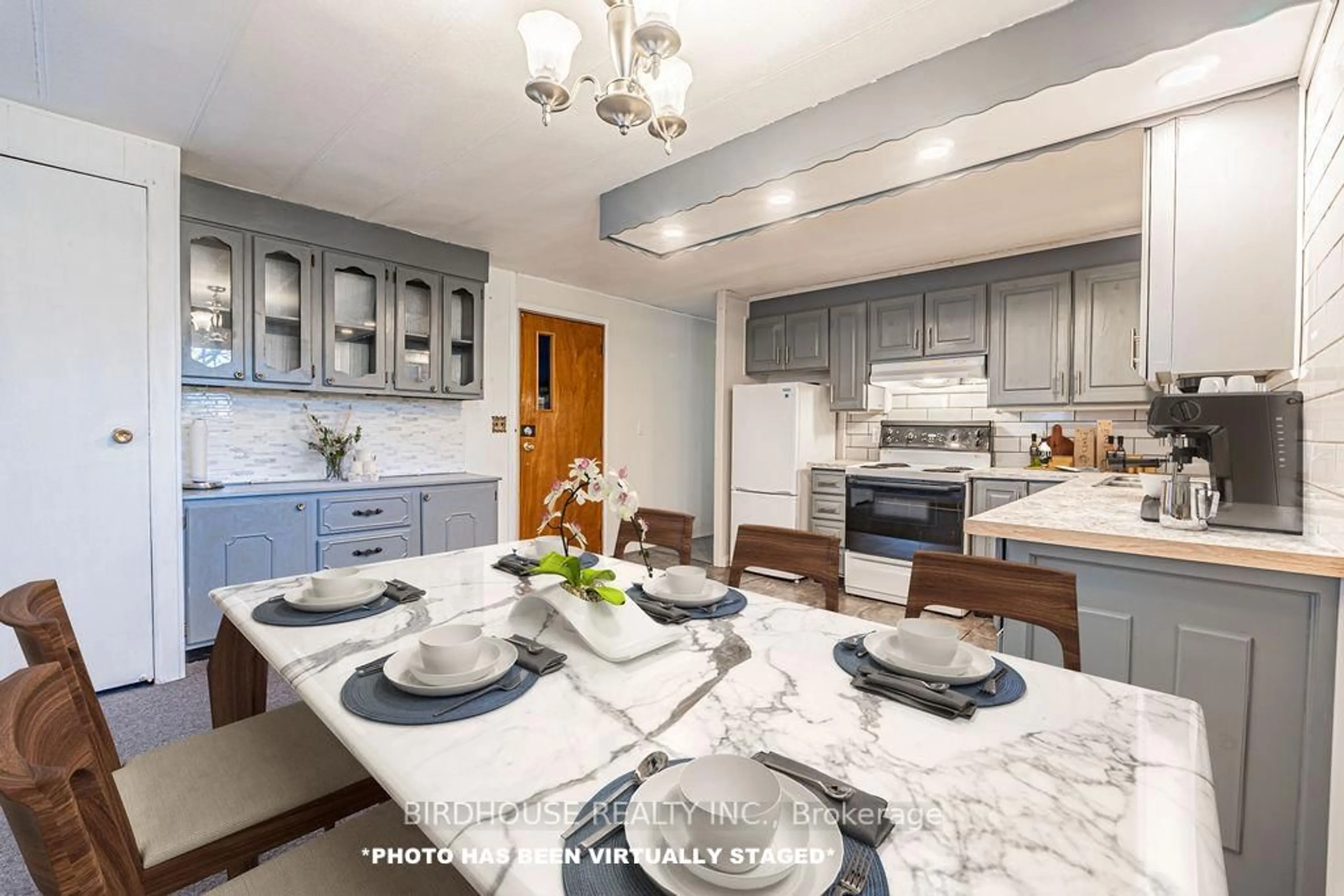 Open concept kitchen, ceramic/tile floor for 4 Park Cres, Kawartha Lakes Ontario K9V 0H5
