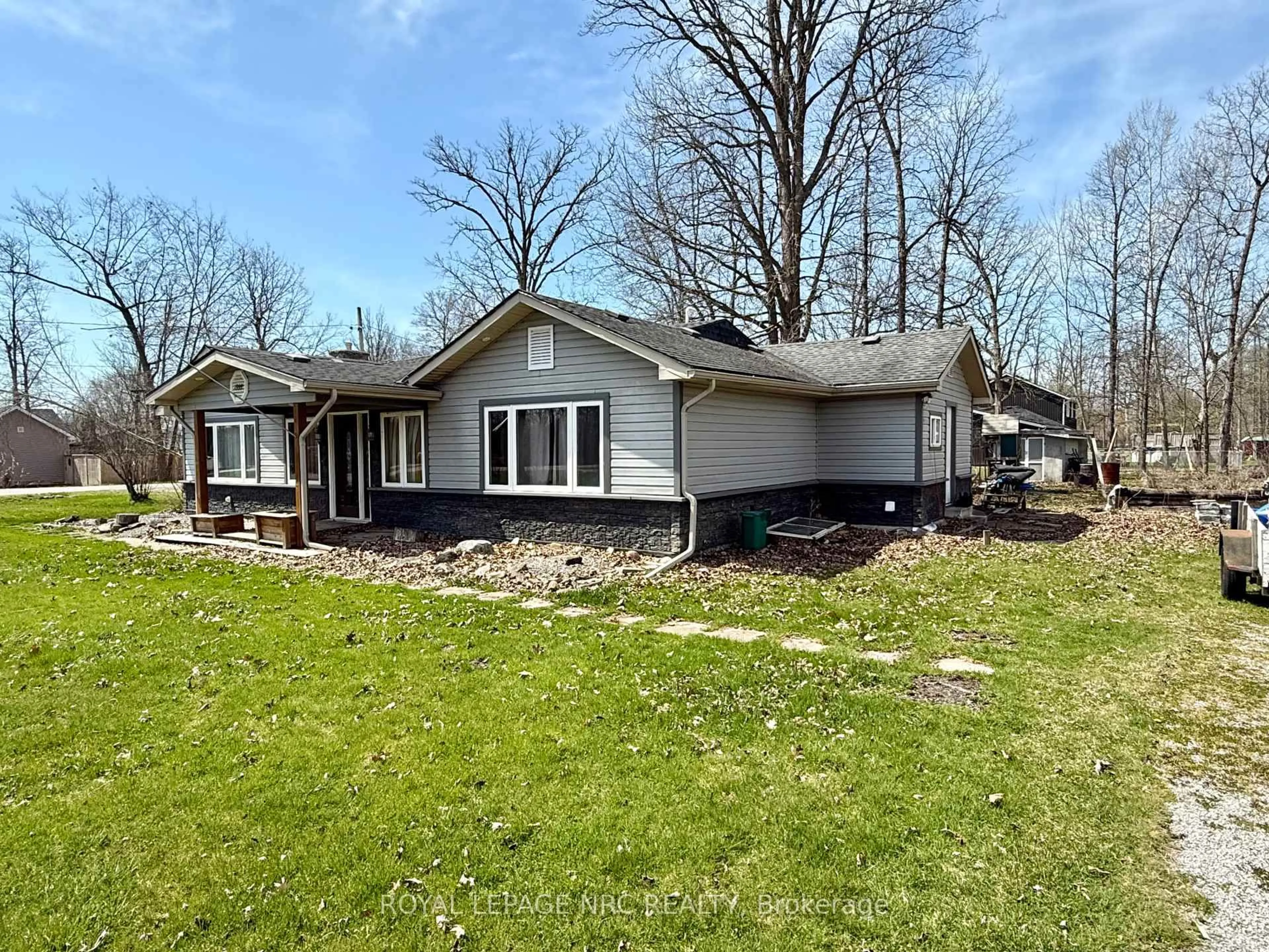 A pic from outside/outdoor area/front of a property/back of a property/a pic from drone, street for 1999 Jewson Rd, Fort Erie Ontario L2A 5M4