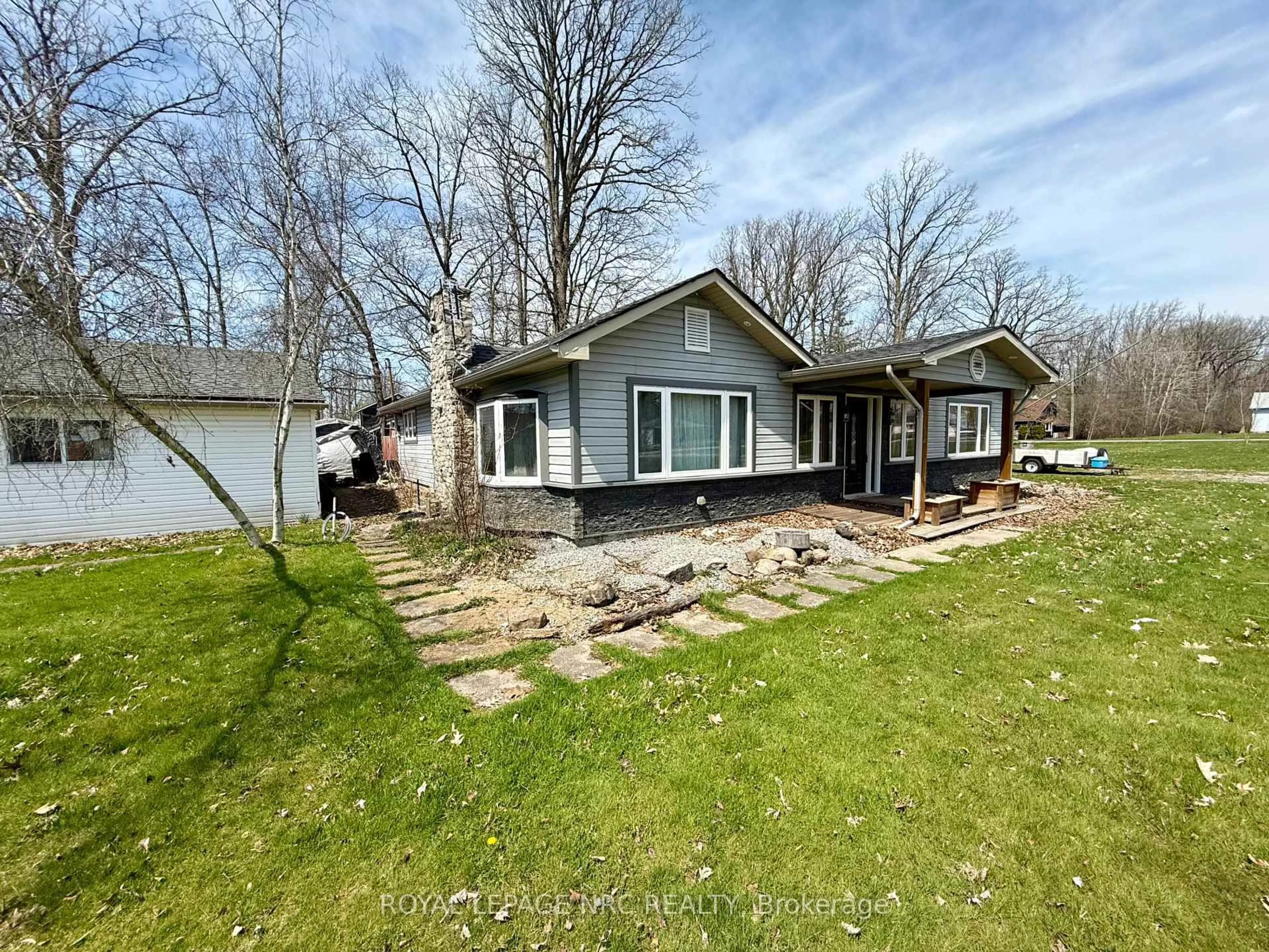 A pic from outside/outdoor area/front of a property/back of a property/a pic from drone, unknown for 1999 Jewson Rd, Fort Erie Ontario L2A 5M4