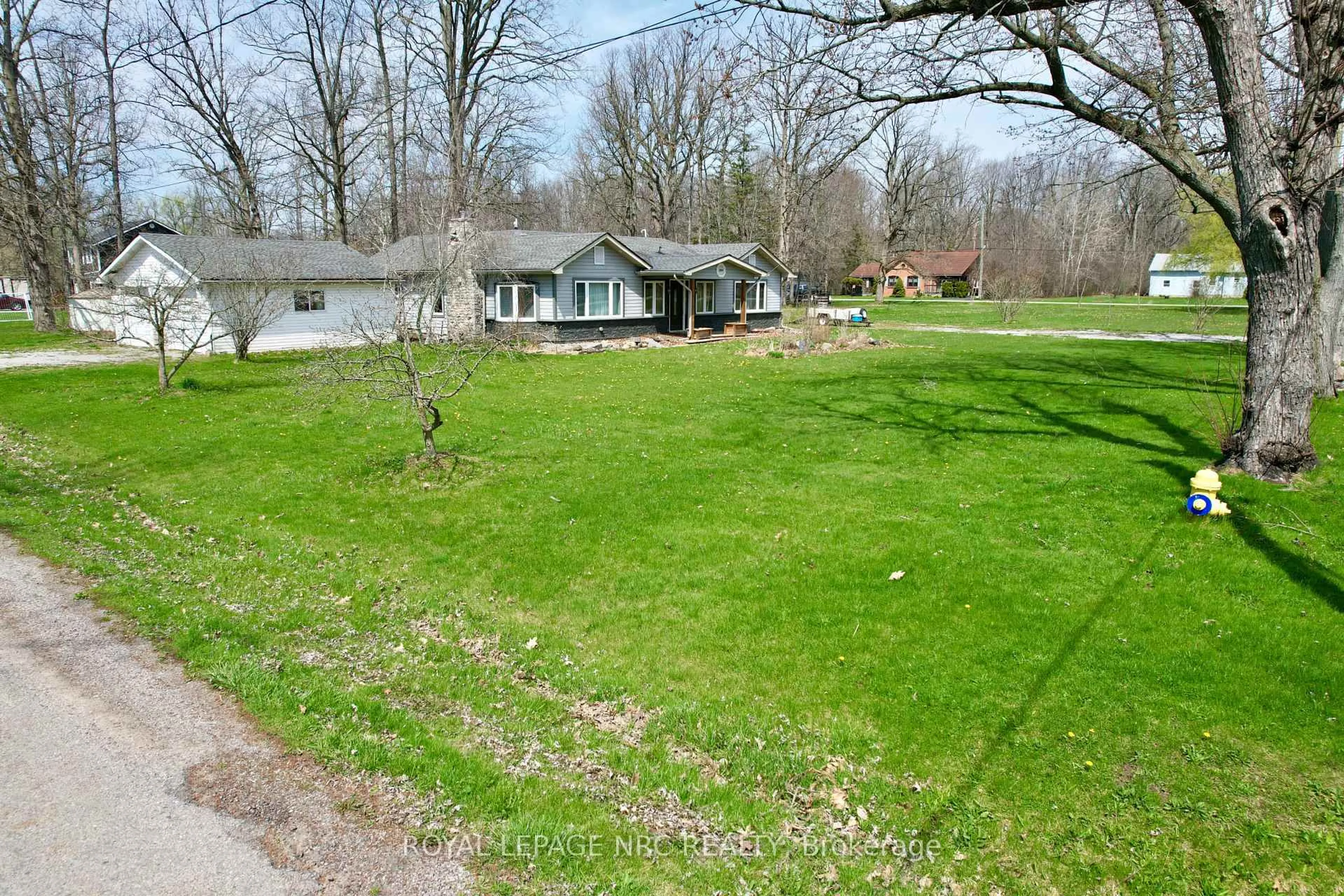 A pic from outside/outdoor area/front of a property/back of a property/a pic from drone, unknown for 1999 Jewson Rd, Fort Erie Ontario L2A 5M4