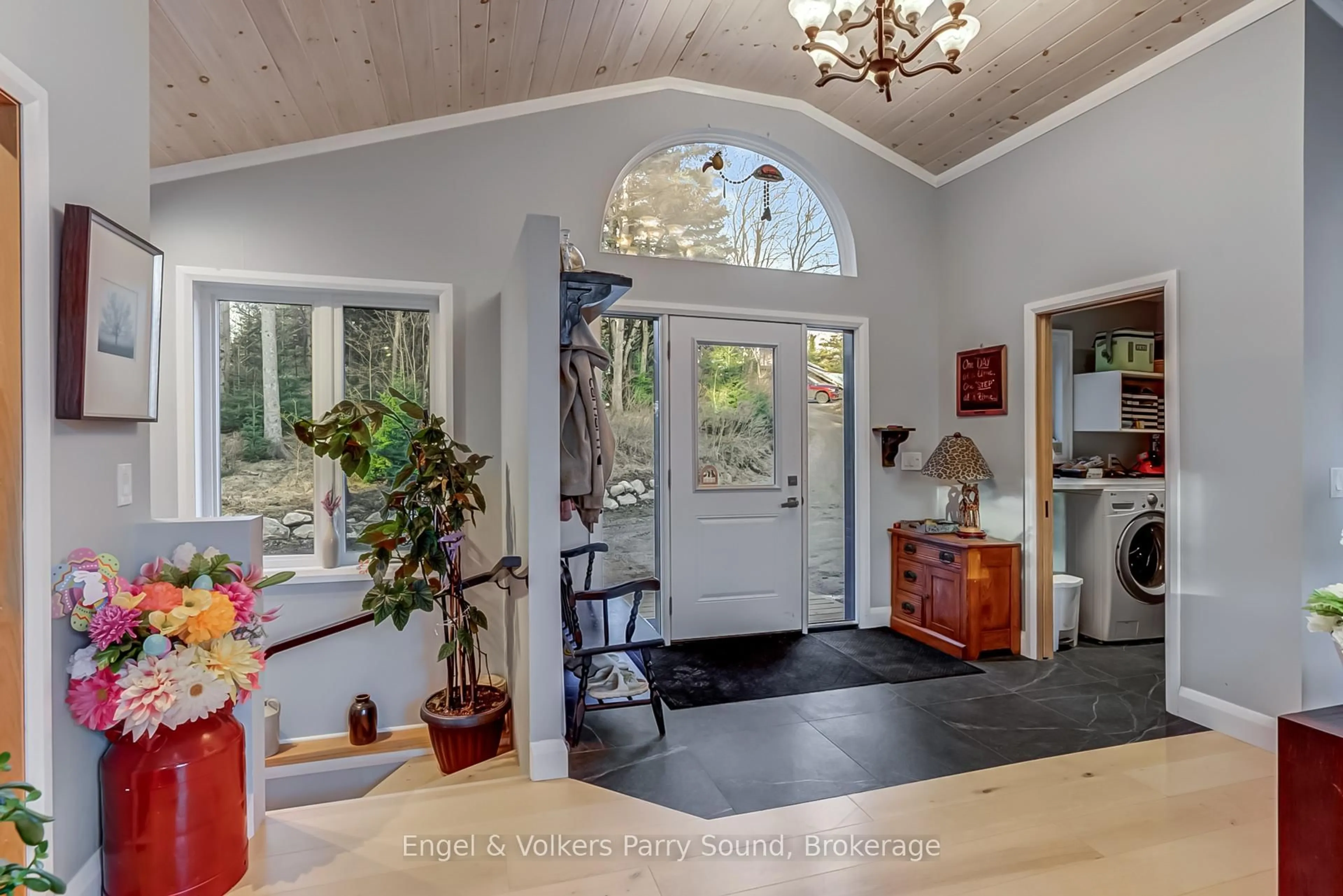Indoor entryway for 49 Cemetery Rd, Seguin Ontario P2A 2W9