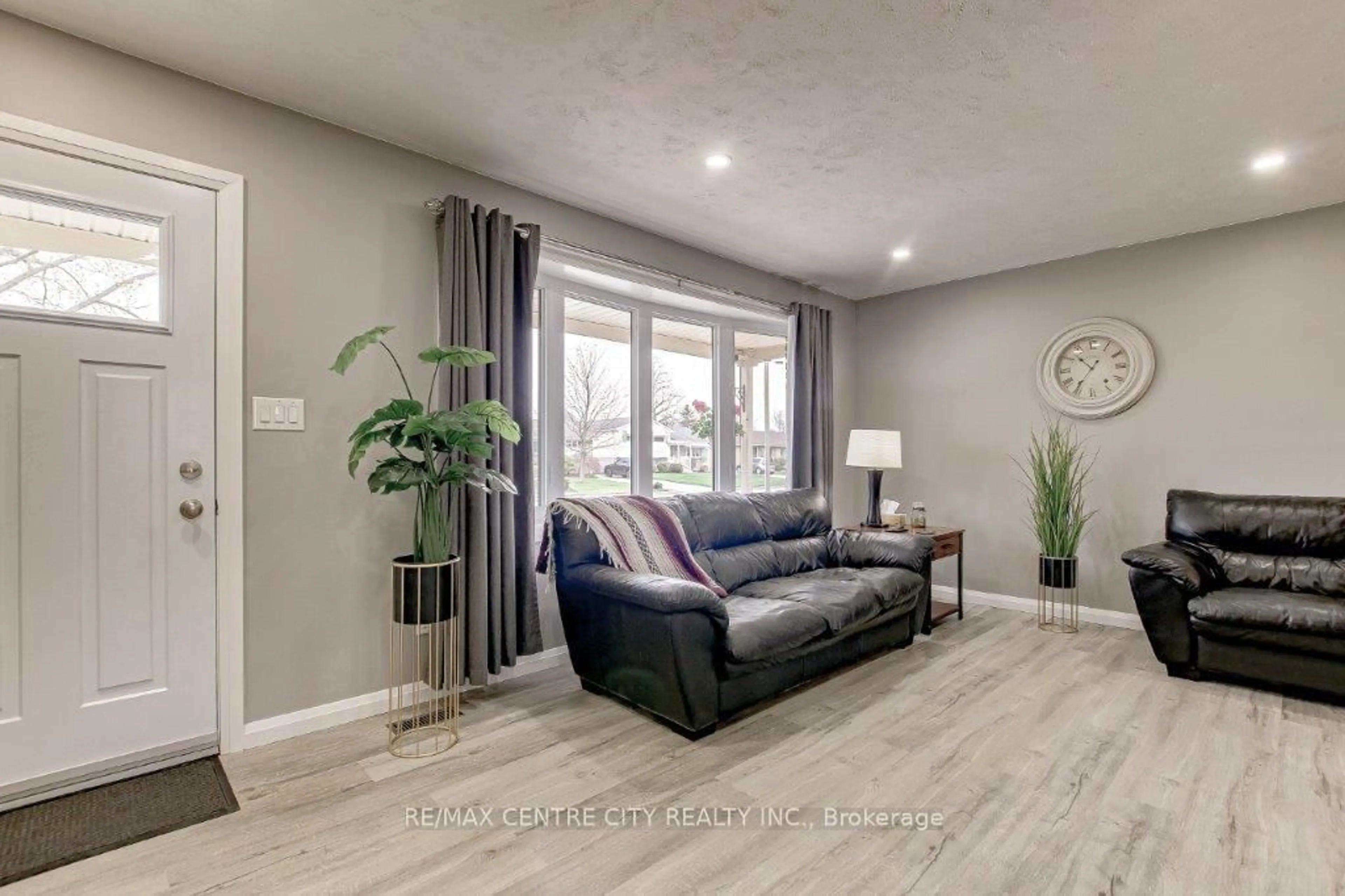 Living room with furniture, unknown for 95 LAWRENCE Ave, St. Thomas Ontario N5R 5C8
