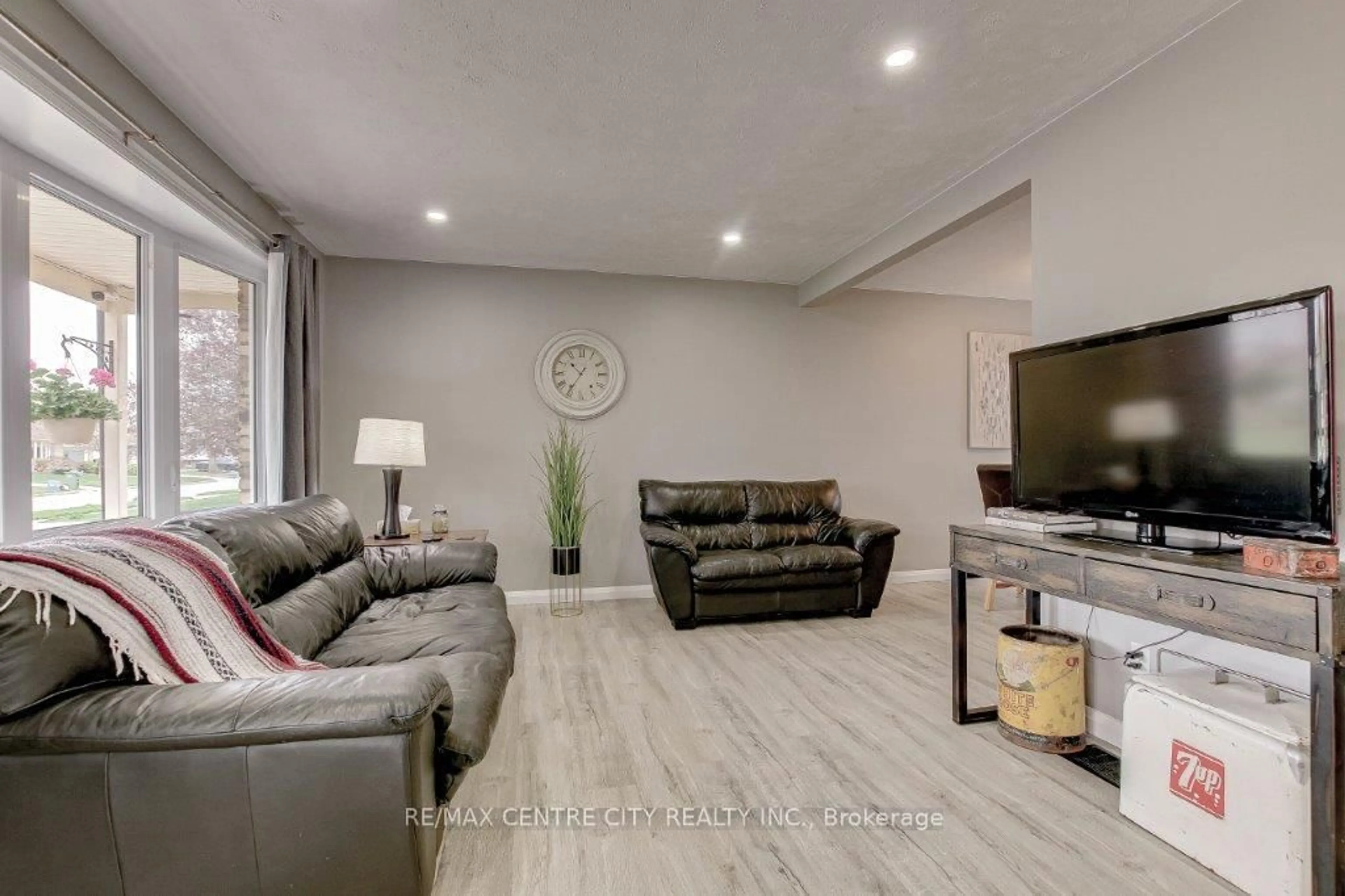 Living room with furniture, unknown for 95 LAWRENCE Ave, St. Thomas Ontario N5R 5C8