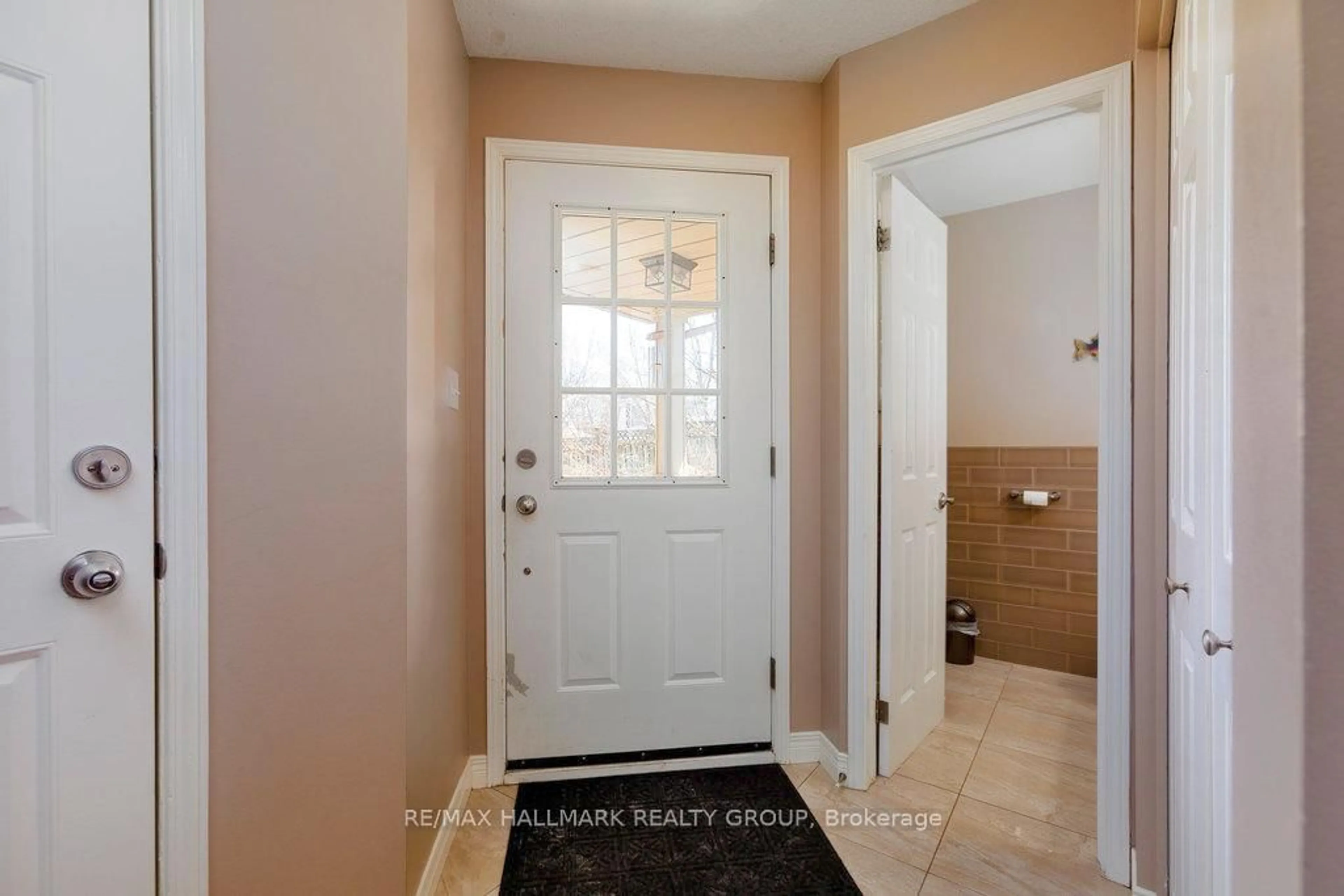 Indoor entryway for 24 Ravenscroft Crt, Stittsville Ontario K2S 1R3