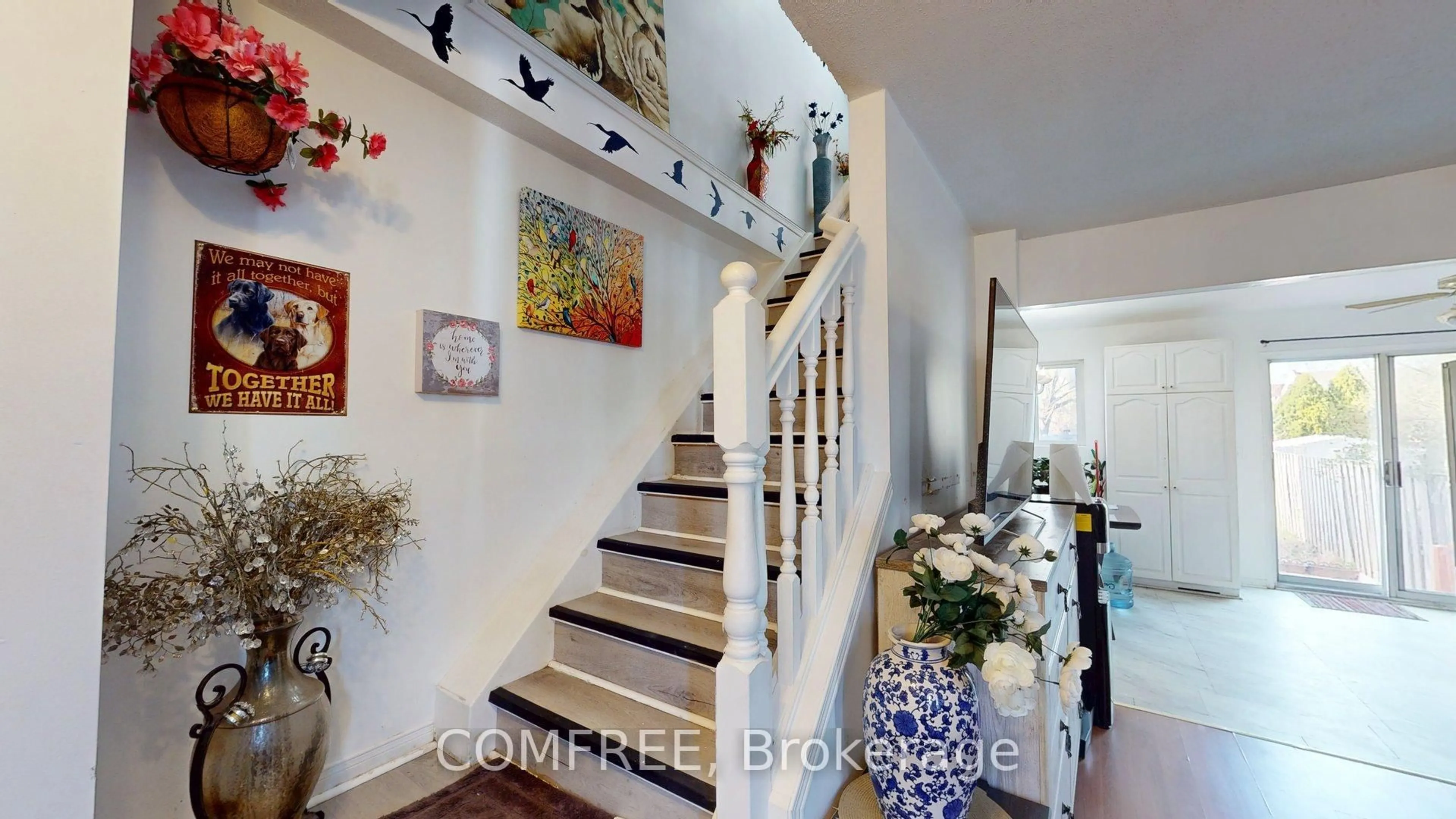 Indoor foyer for 36 Chatham St, Brantford Ontario N3T 2N6