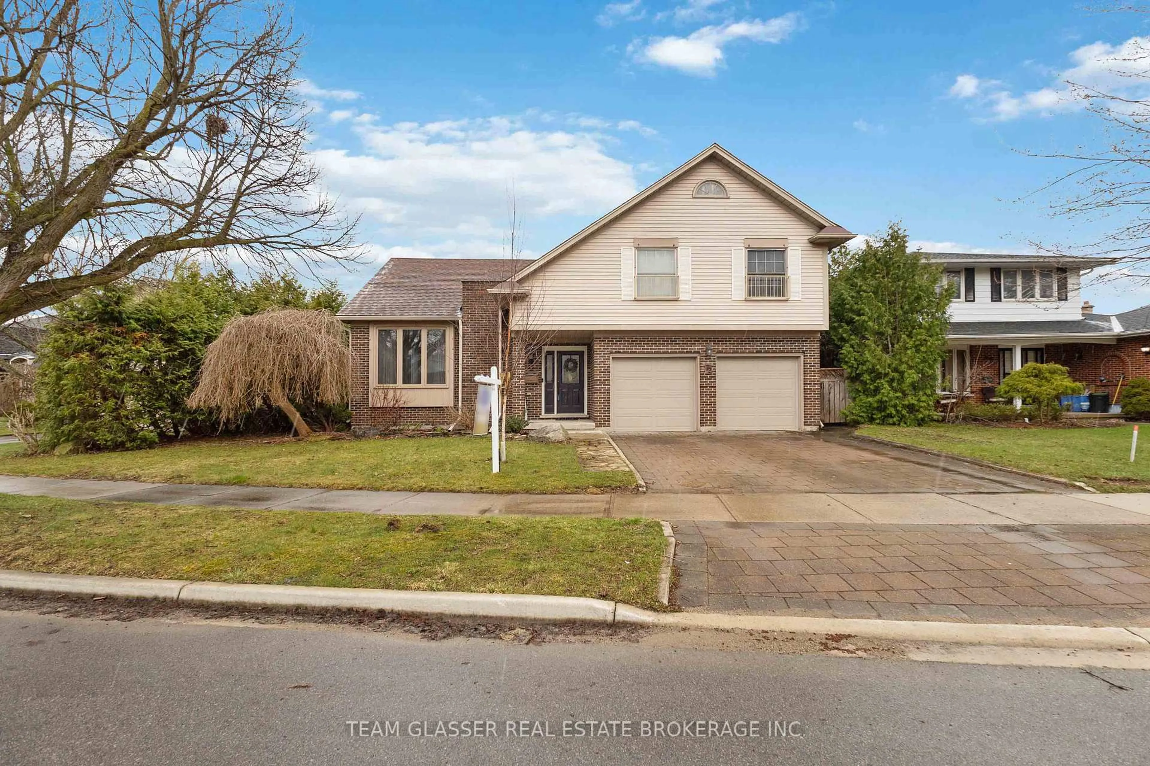 A pic from outside/outdoor area/front of a property/back of a property/a pic from drone, street for 72 CAMDEN Rd, London Ontario N5X 2K1