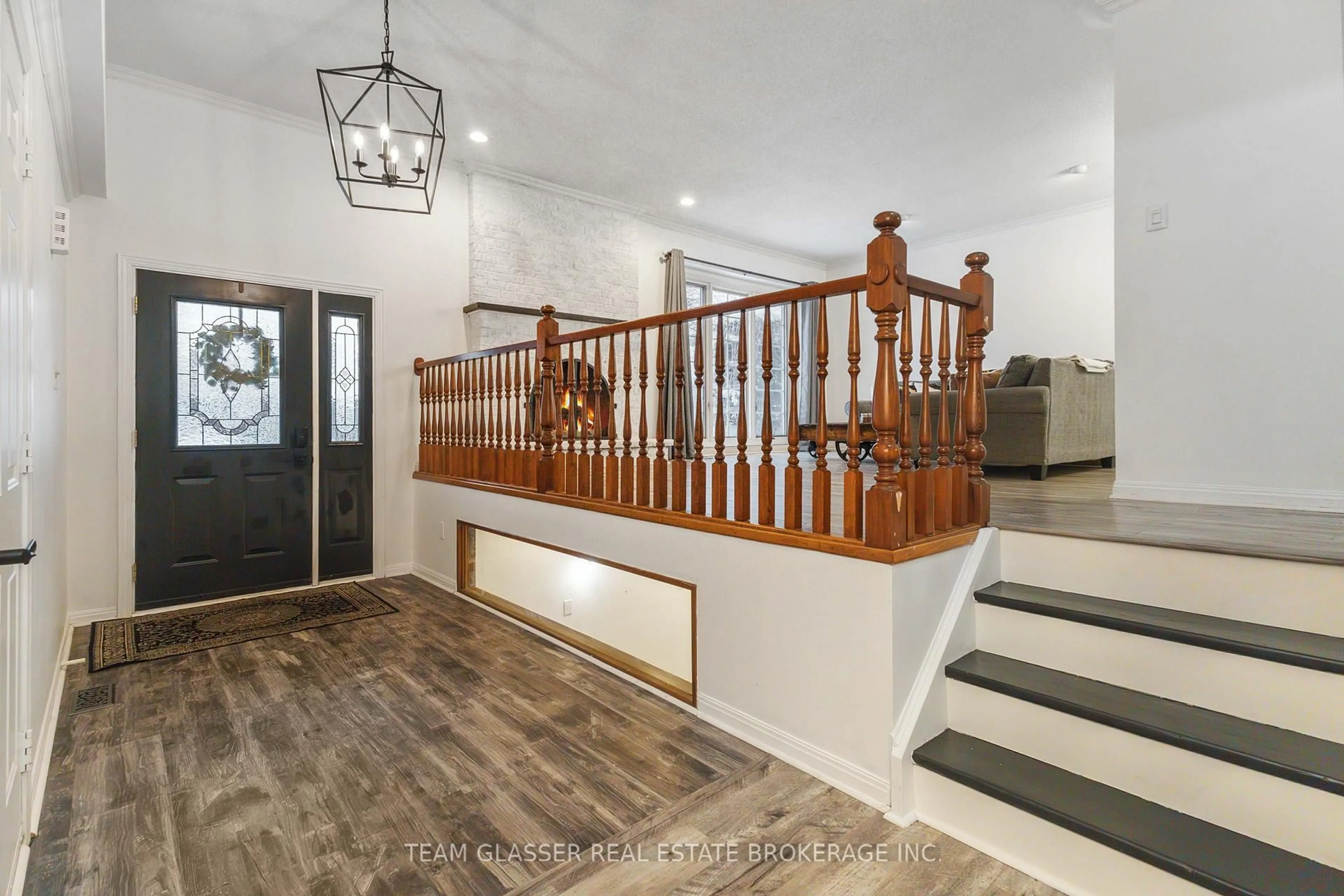 Indoor foyer for 72 CAMDEN Rd, London Ontario N5X 2K1