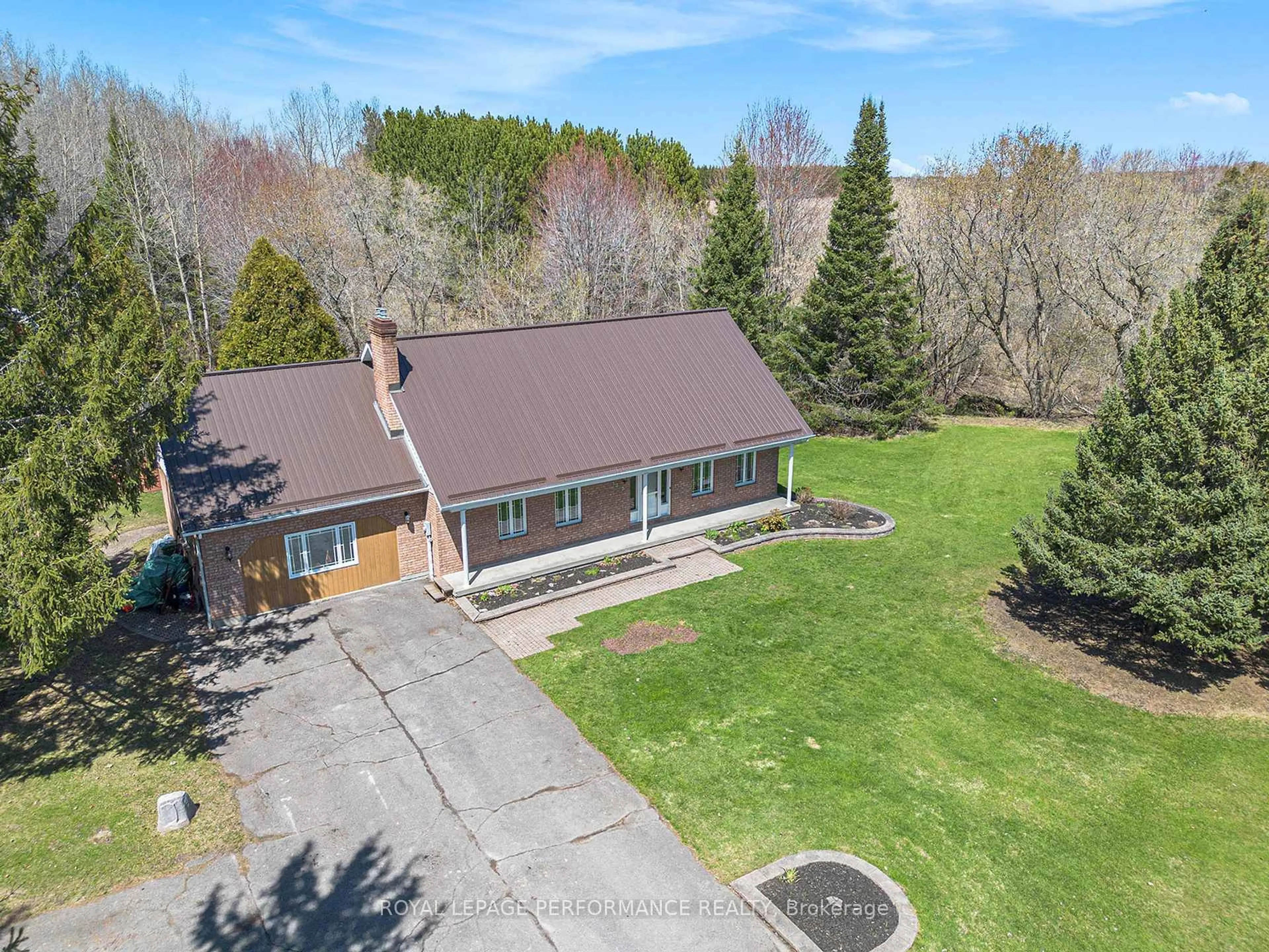 A pic from outside/outdoor area/front of a property/back of a property/a pic from drone, unknown for 1395 Notre-Dame St, Russell Ontario K0A 1W0