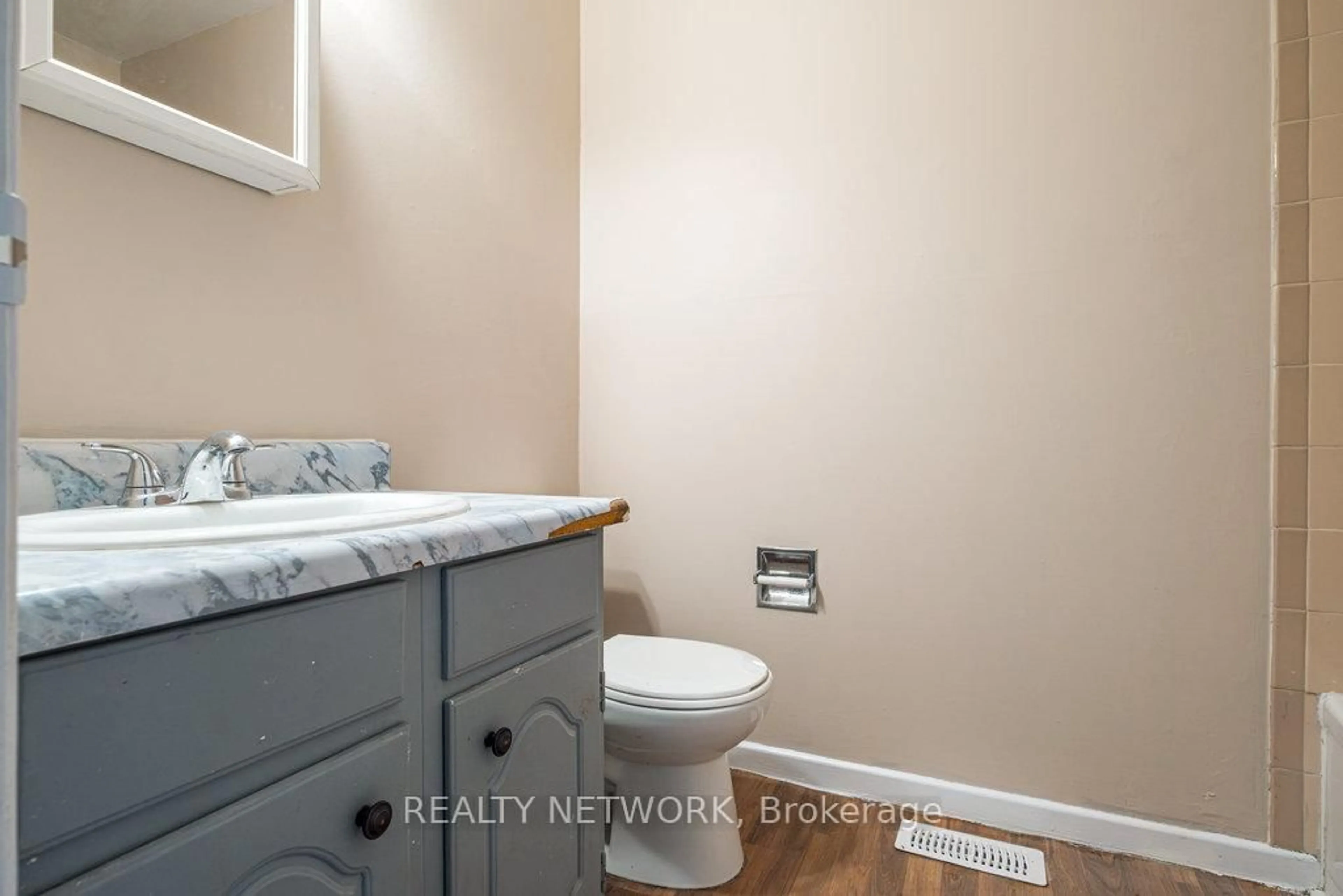 Standard bathroom, unknown for 21 Tupper Dr, Thorold Ontario L2V 4B8