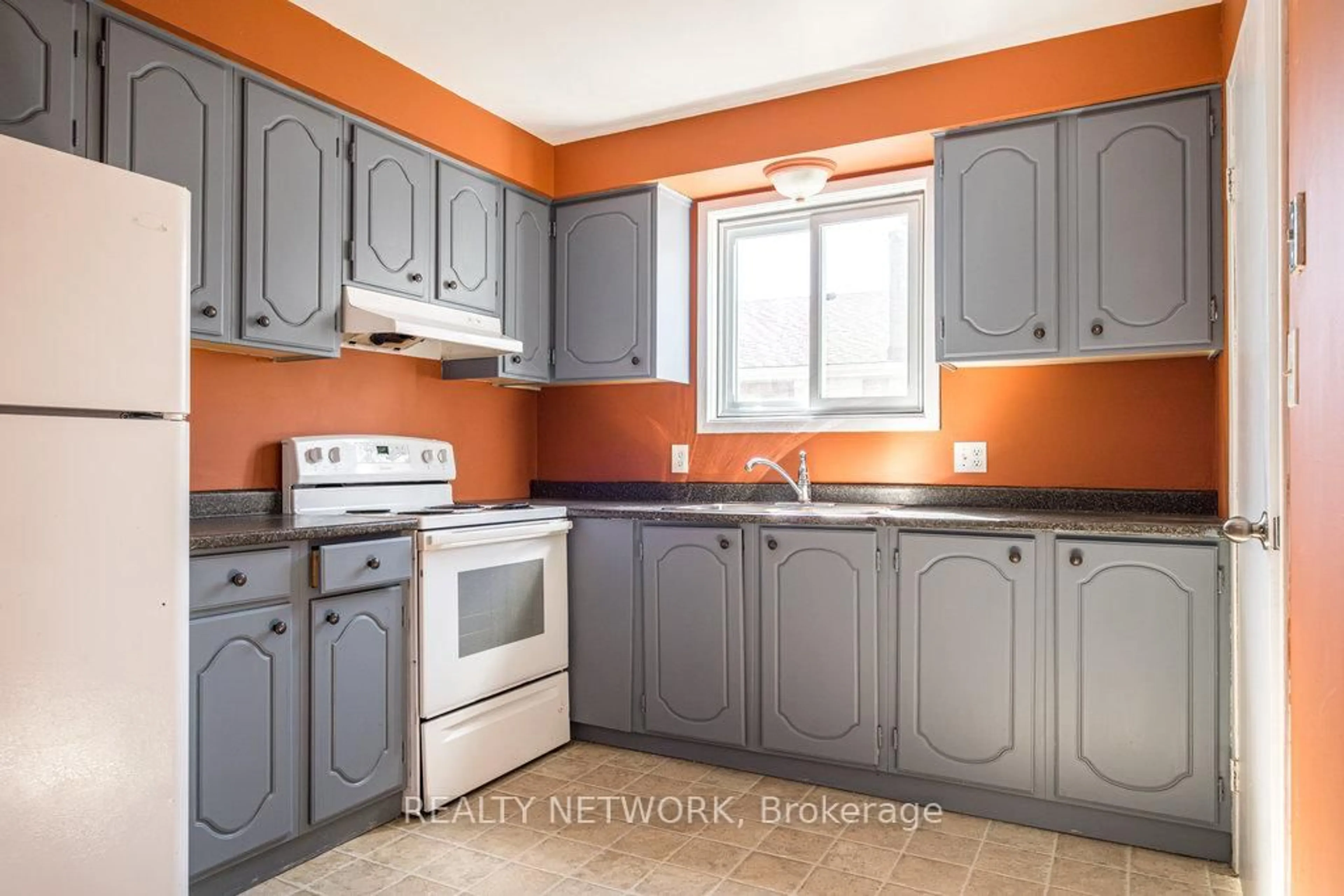 Standard kitchen, unknown for 21 Tupper Dr, Thorold Ontario L2V 4B8