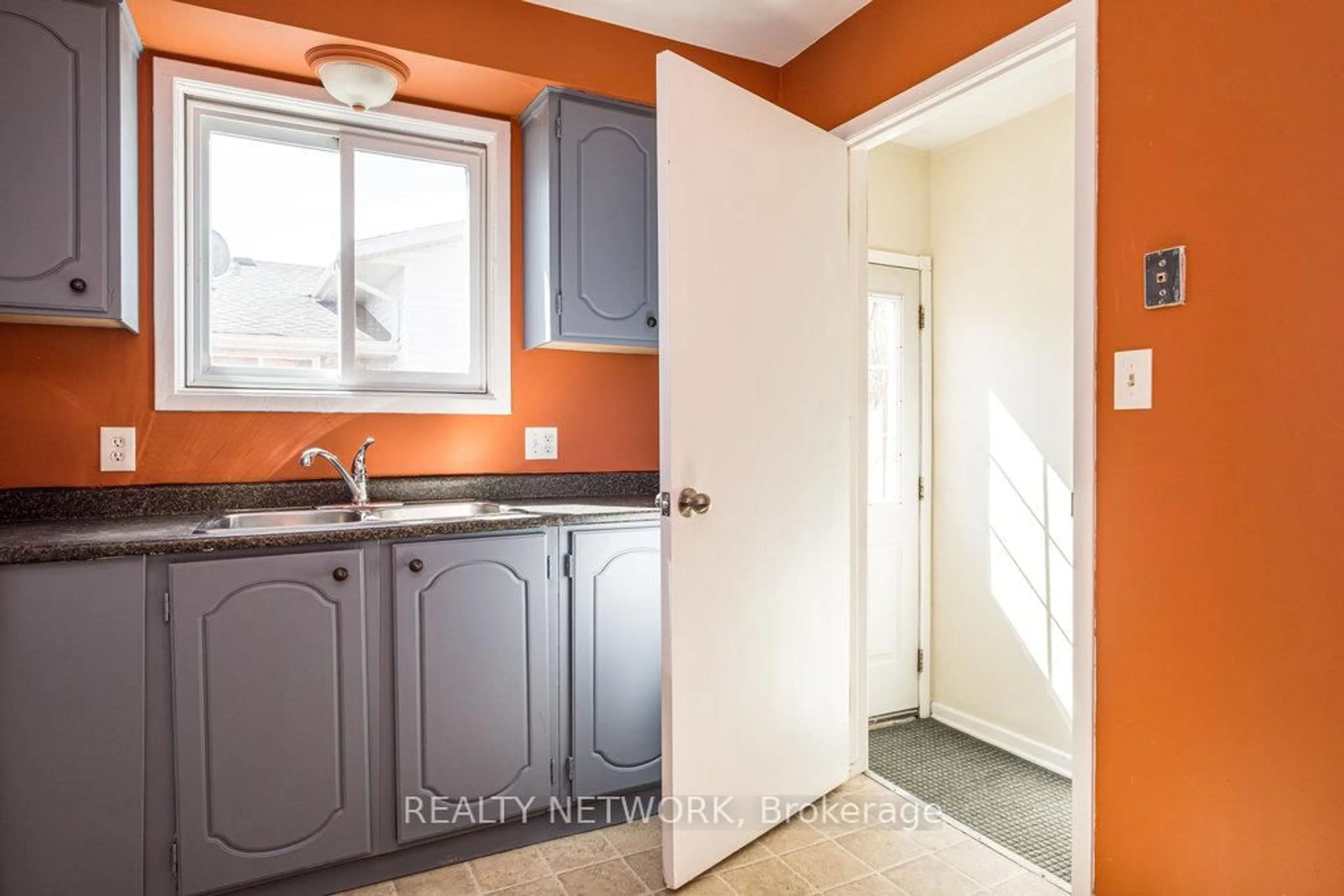 Laundry room for 21 Tupper Dr, Thorold Ontario L2V 4B8