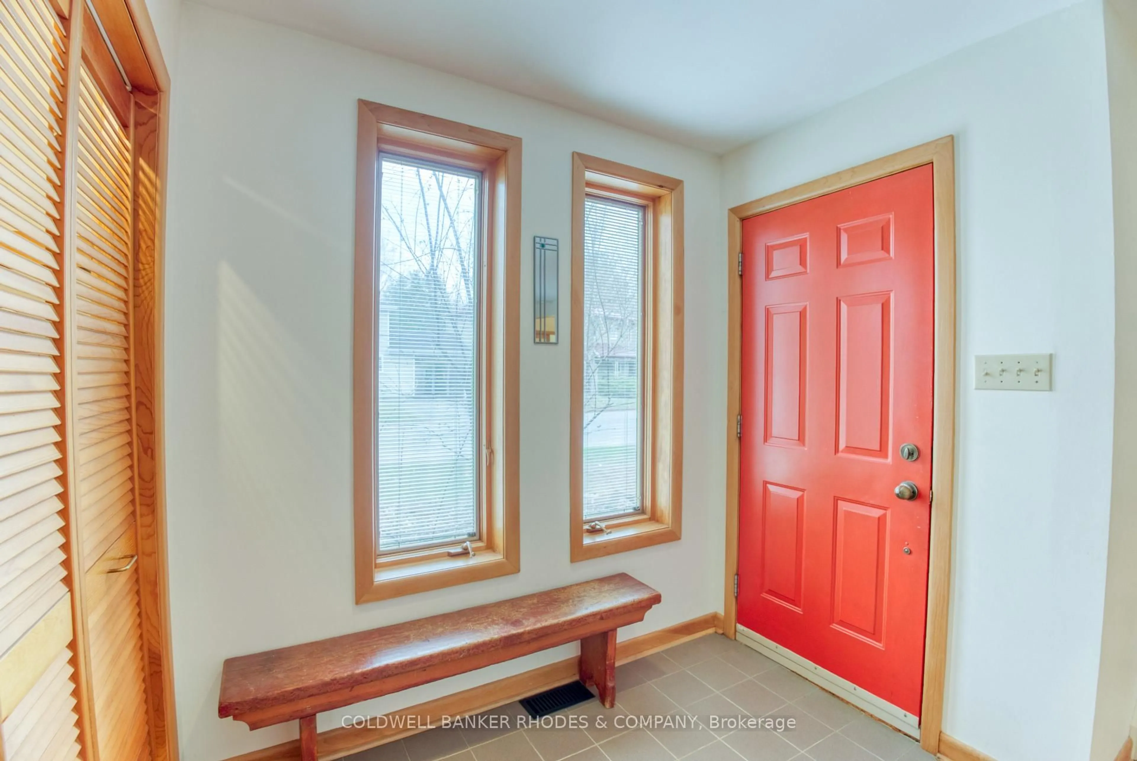 Indoor entryway for 26 Farnham Cres, Ottawa Ontario K1K 0G2