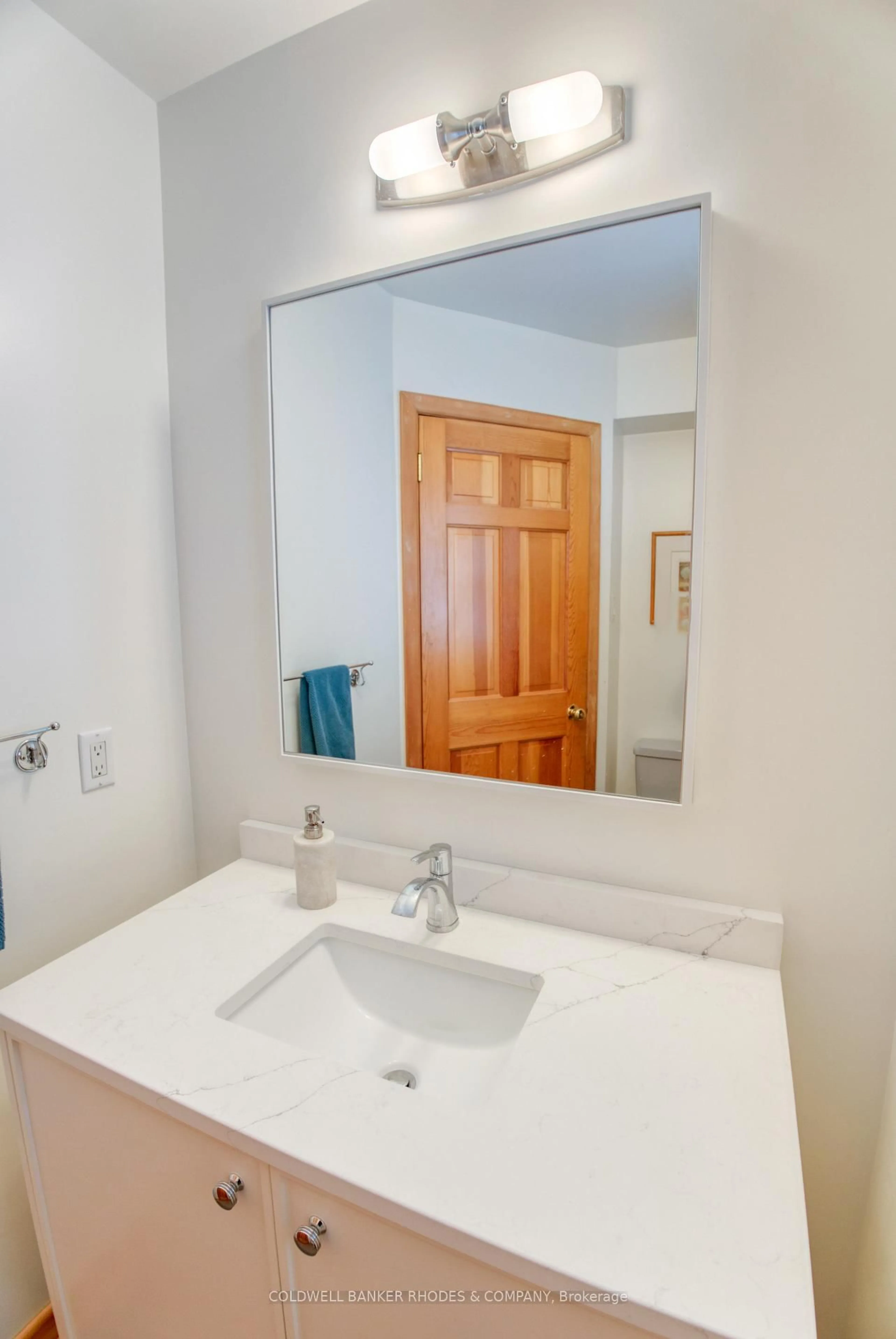 Standard bathroom, unknown for 26 Farnham Cres, Ottawa Ontario K1K 0G2