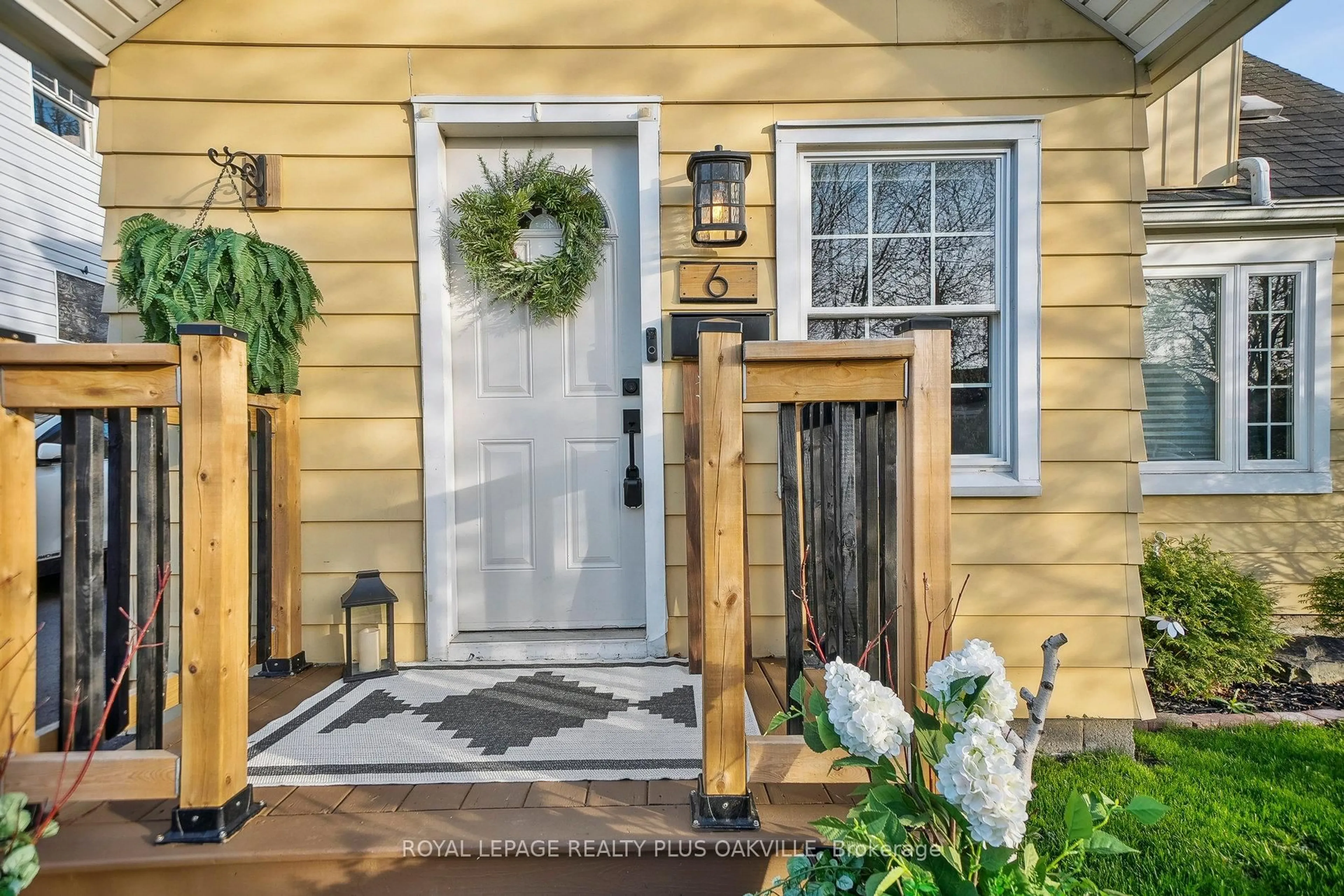 Indoor entryway for 6 Beverly St, St. Catharines Ontario L2P 2K1