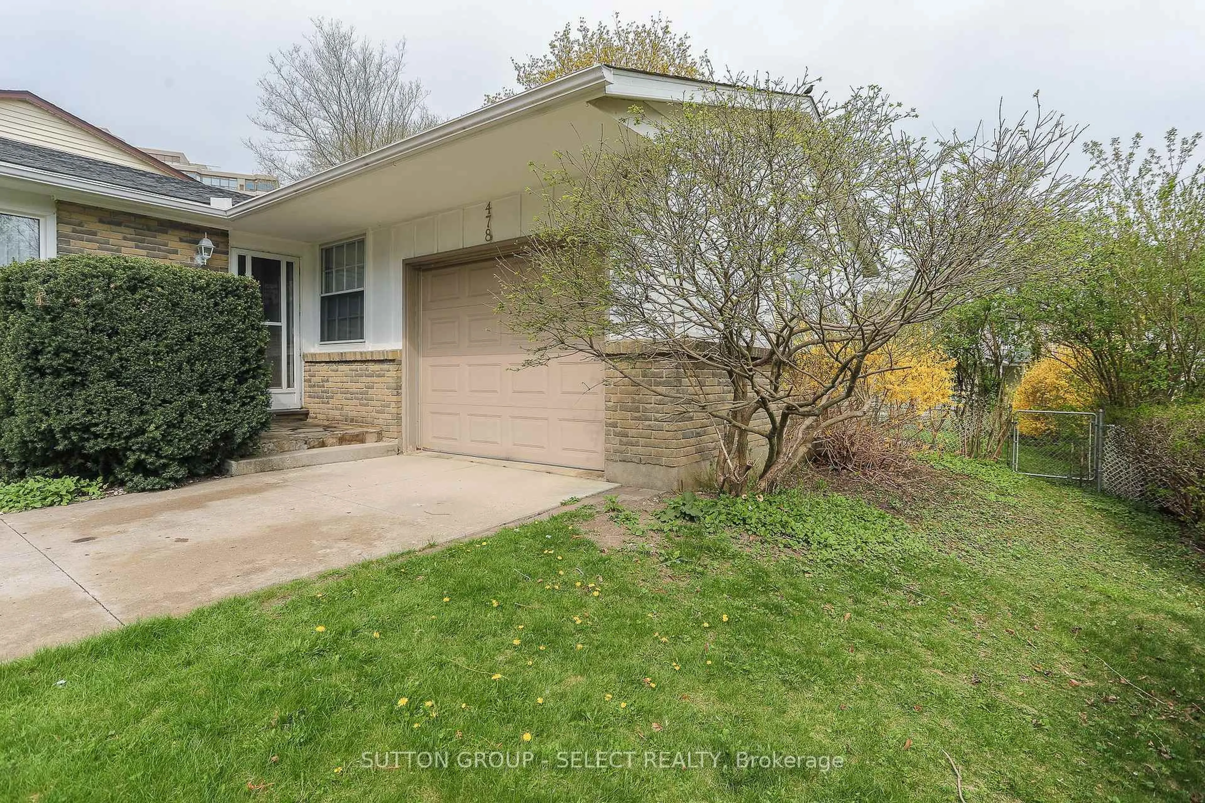 A pic from outside/outdoor area/front of a property/back of a property/a pic from drone, street for 478 Village Green Ave, London South Ontario N6J 1Z3