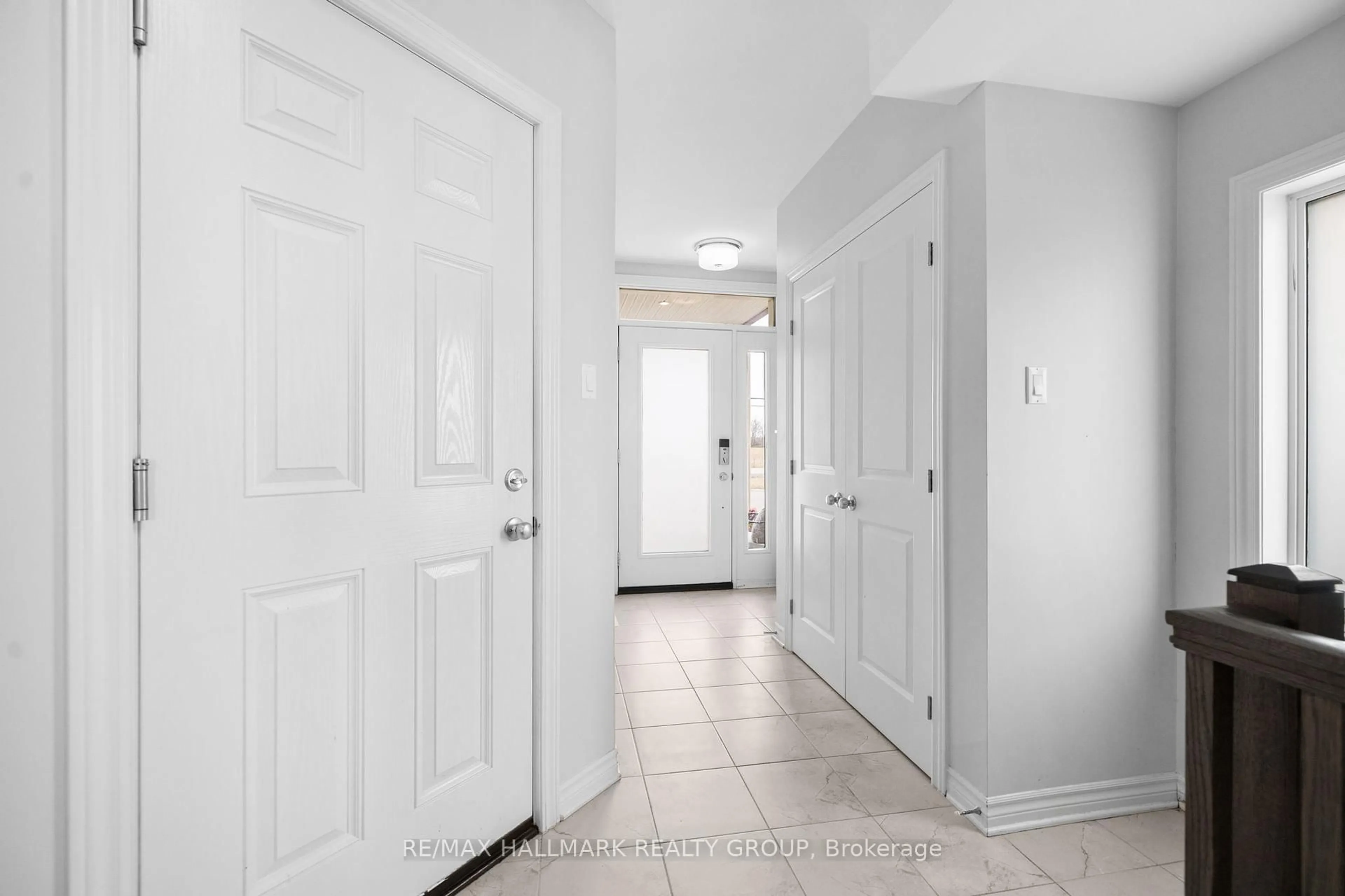 Indoor entryway for 149 Angelonia Cres, Ottawa Ontario K1T 0Y5