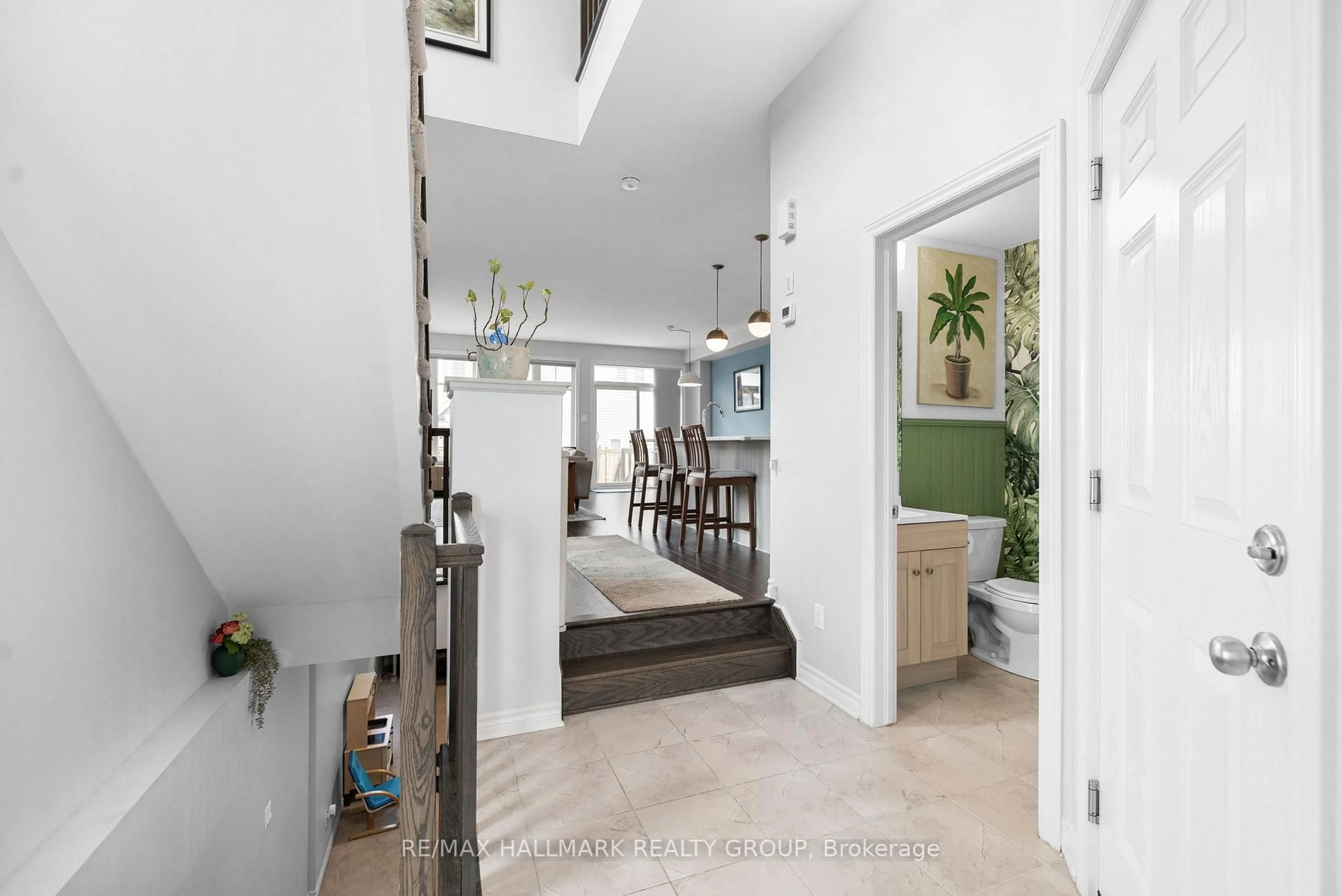 Indoor foyer for 149 Angelonia Cres, Ottawa Ontario K1T 0Y5