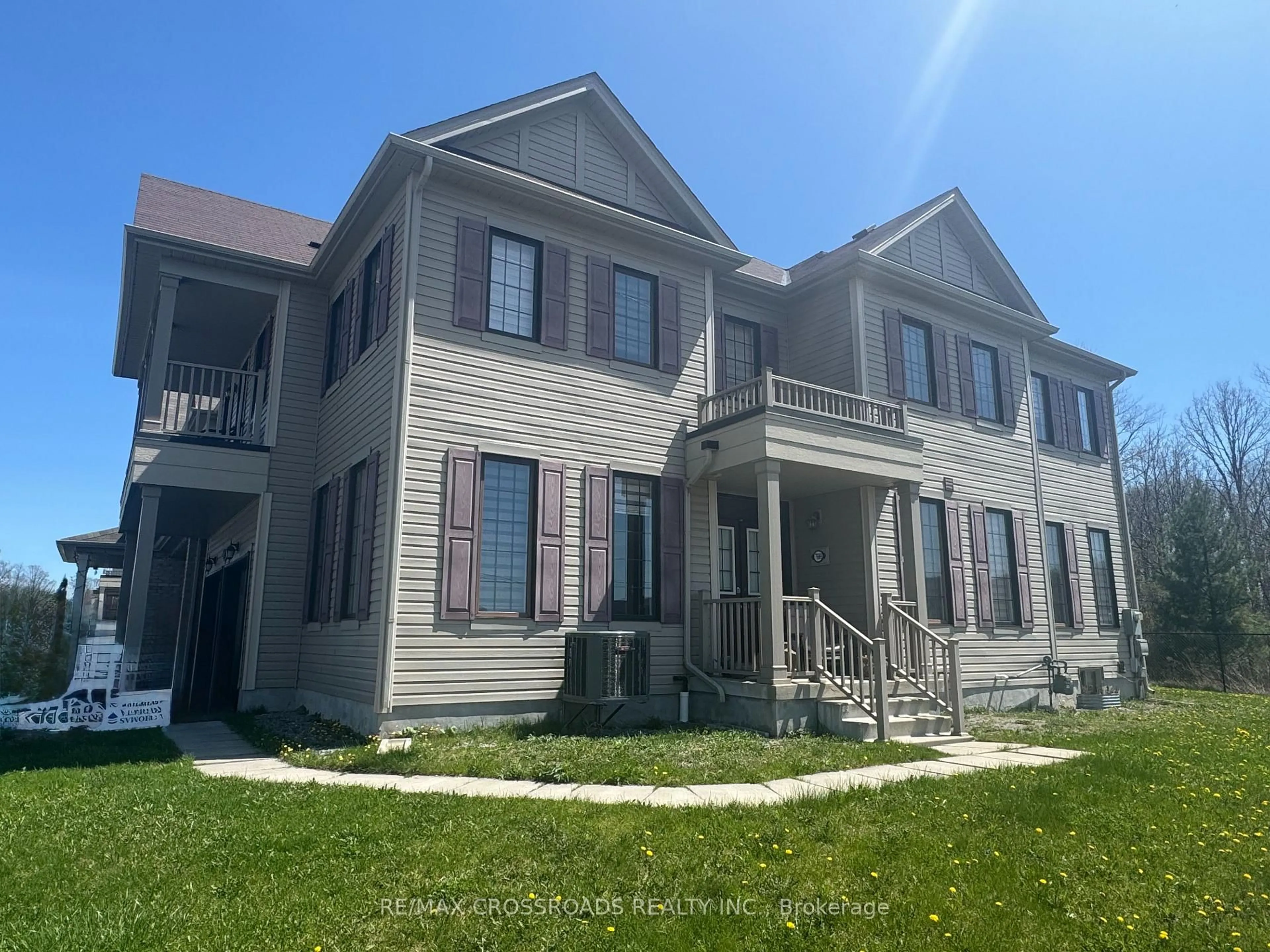 Home with vinyl exterior material, unknown for 7699 Buckeye Cres, Niagara Falls Ontario L2H 0P2