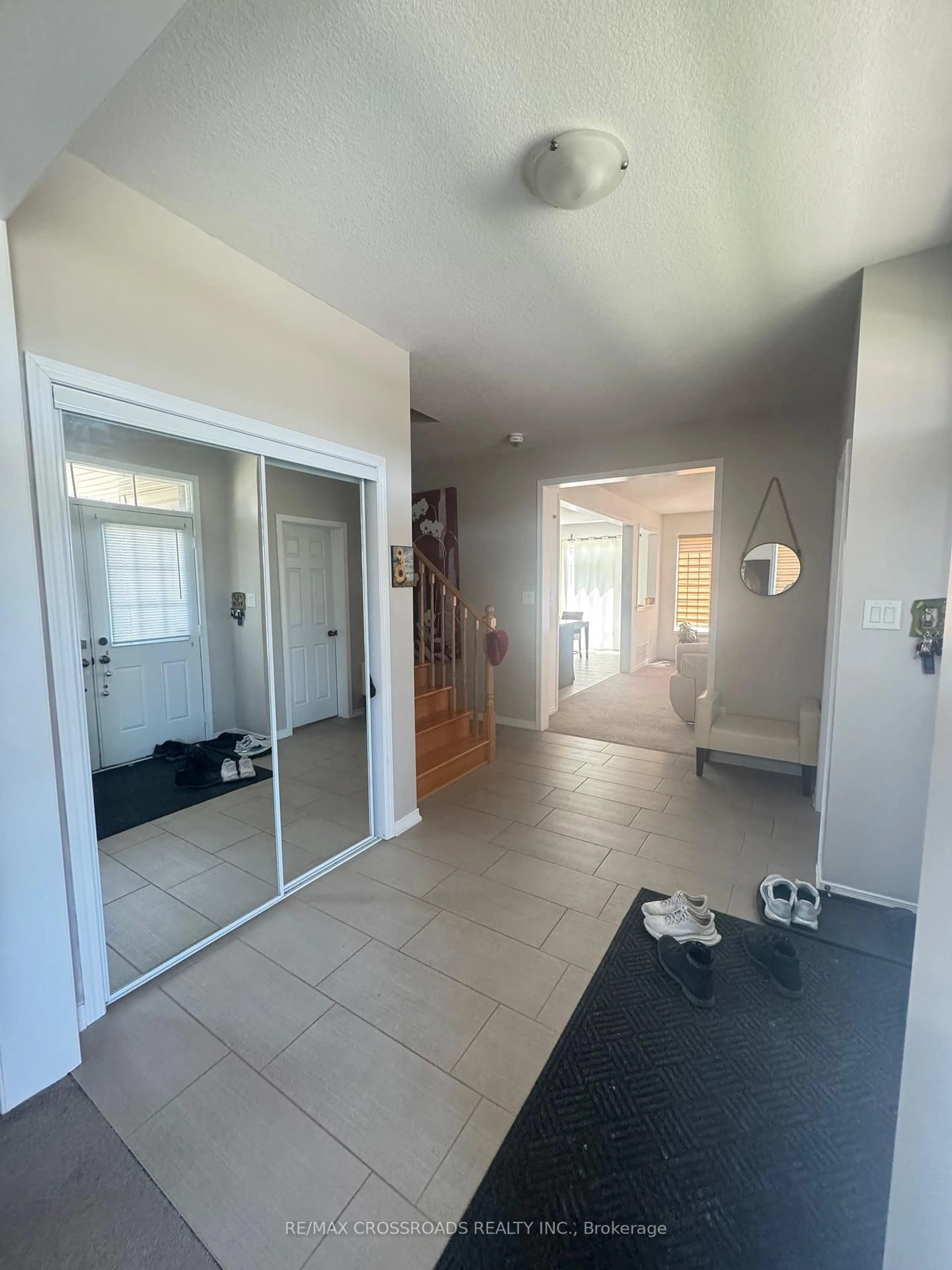 Indoor foyer for 7699 Buckeye Cres, Niagara Falls Ontario L2H 0P2