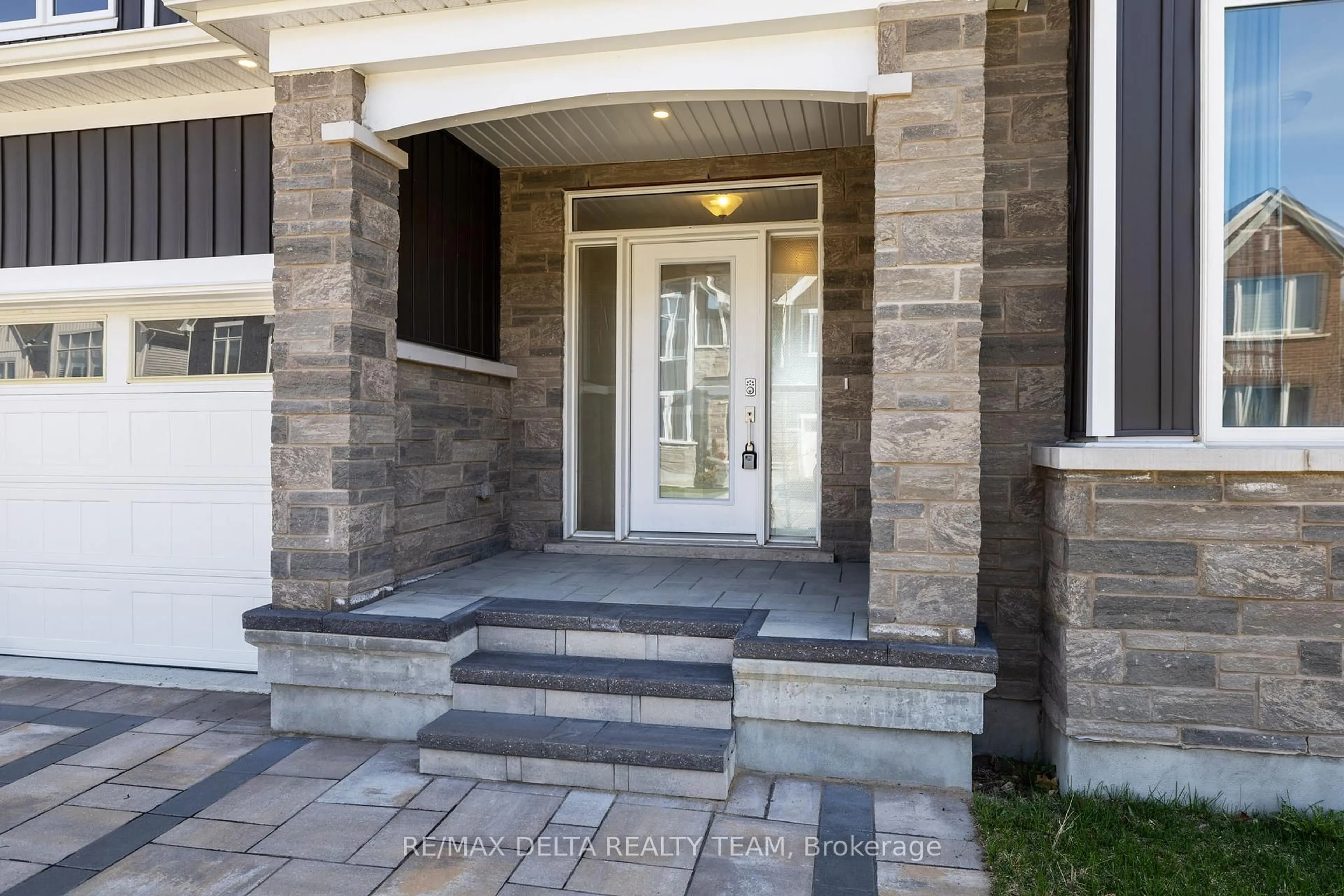 Indoor entryway for 832 MERCIER Cres, Ottawa Ontario K1W 0N6
