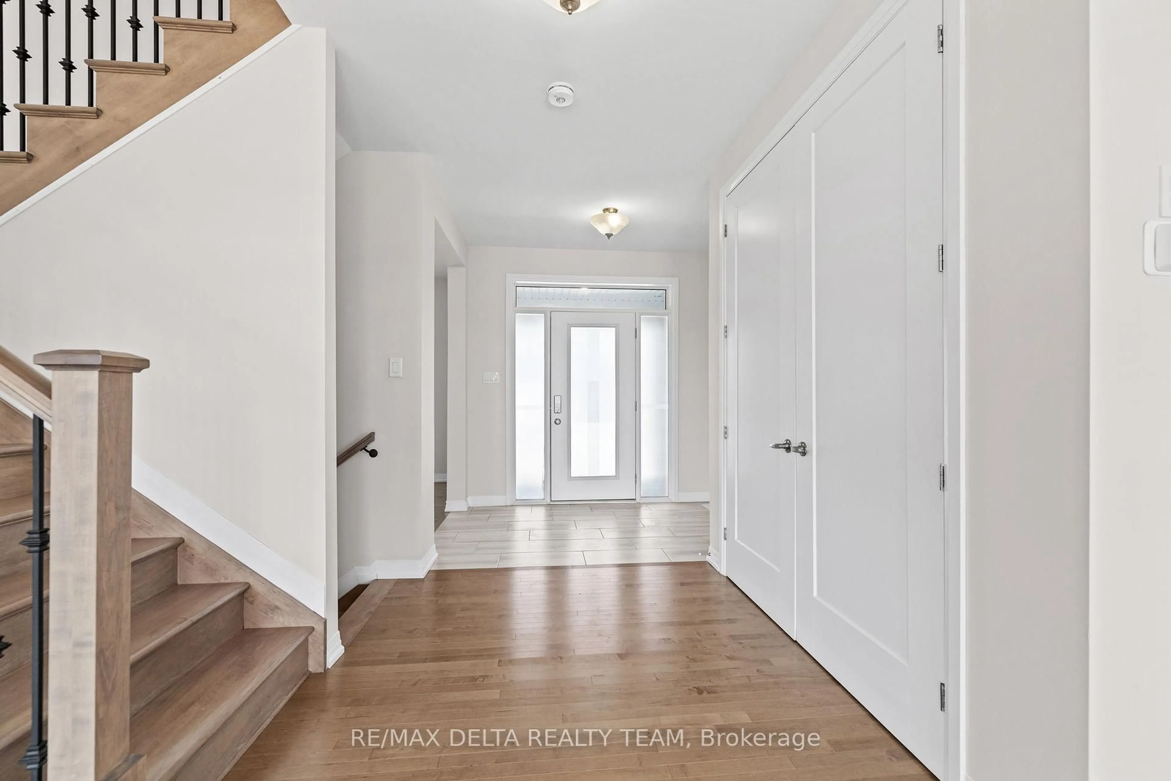 Indoor entryway for 832 MERCIER Cres, Ottawa Ontario K1W 0N6