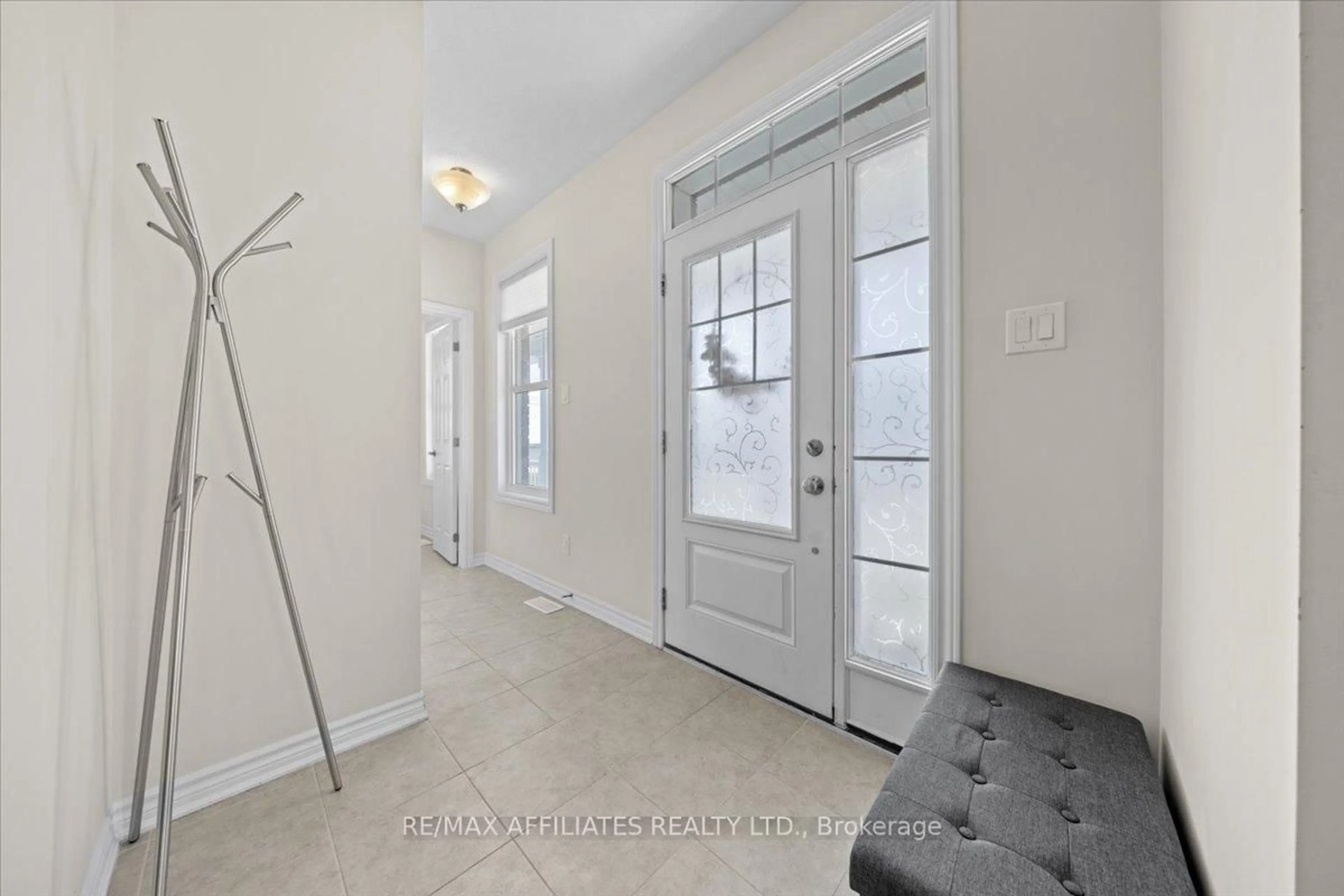 Indoor entryway for 929 Shimmerton Circ, Ottawa Ontario K2M 0L4