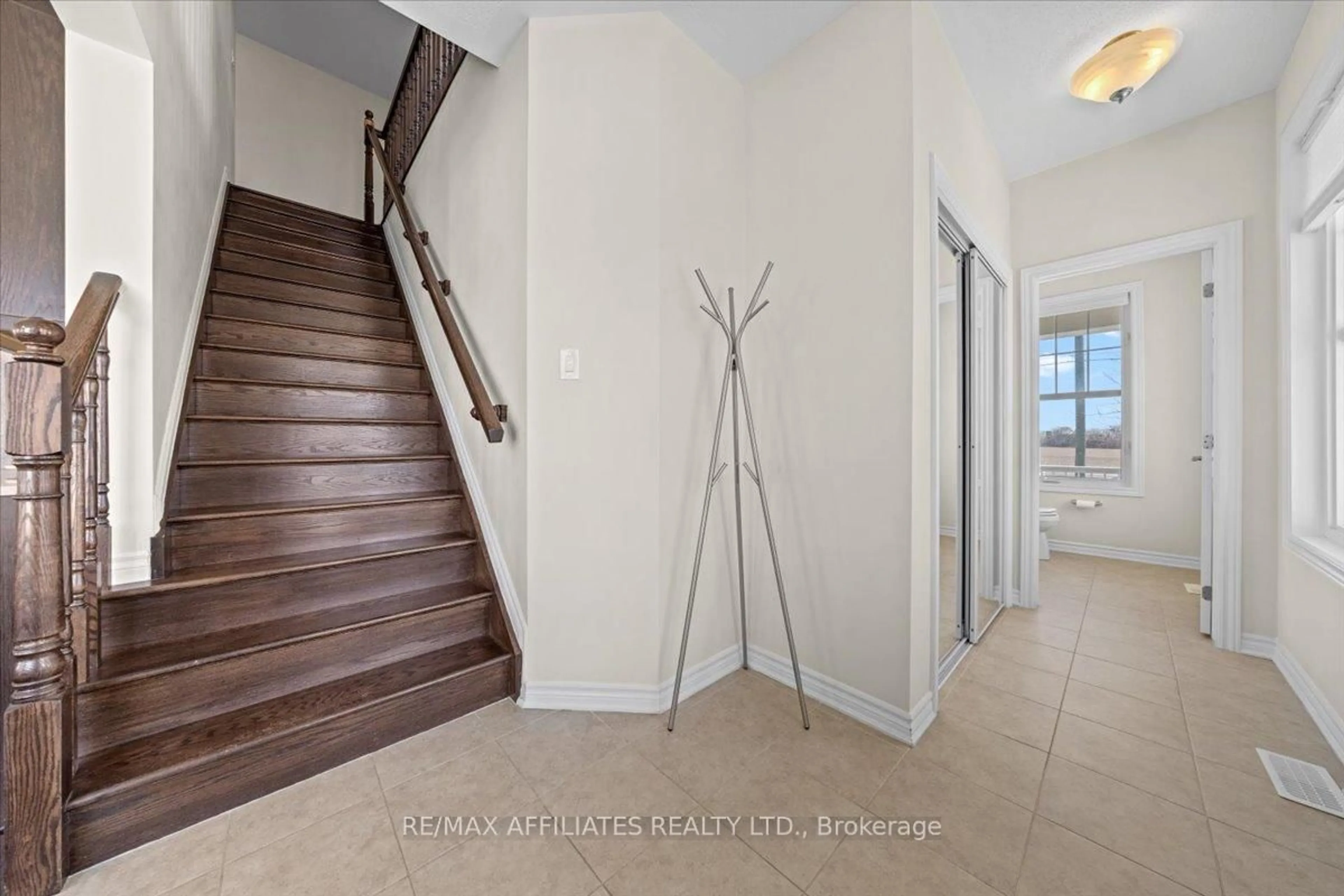 Indoor entryway for 929 Shimmerton Circ, Ottawa Ontario K2M 0L4