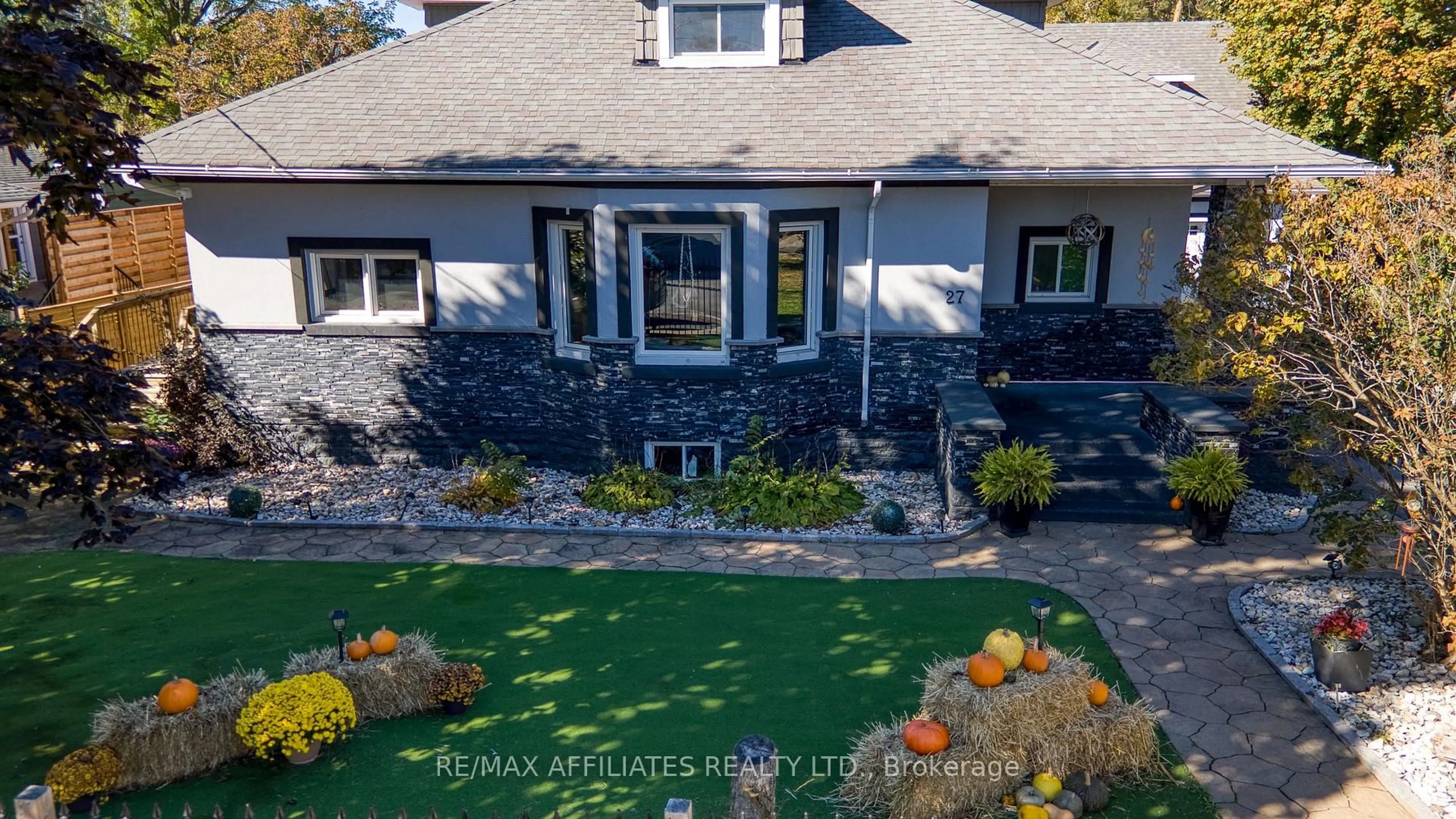 A pic from outside/outdoor area/front of a property/back of a property/a pic from drone, unknown for 27 Allan St, Carleton Place Ontario K7C 1T1