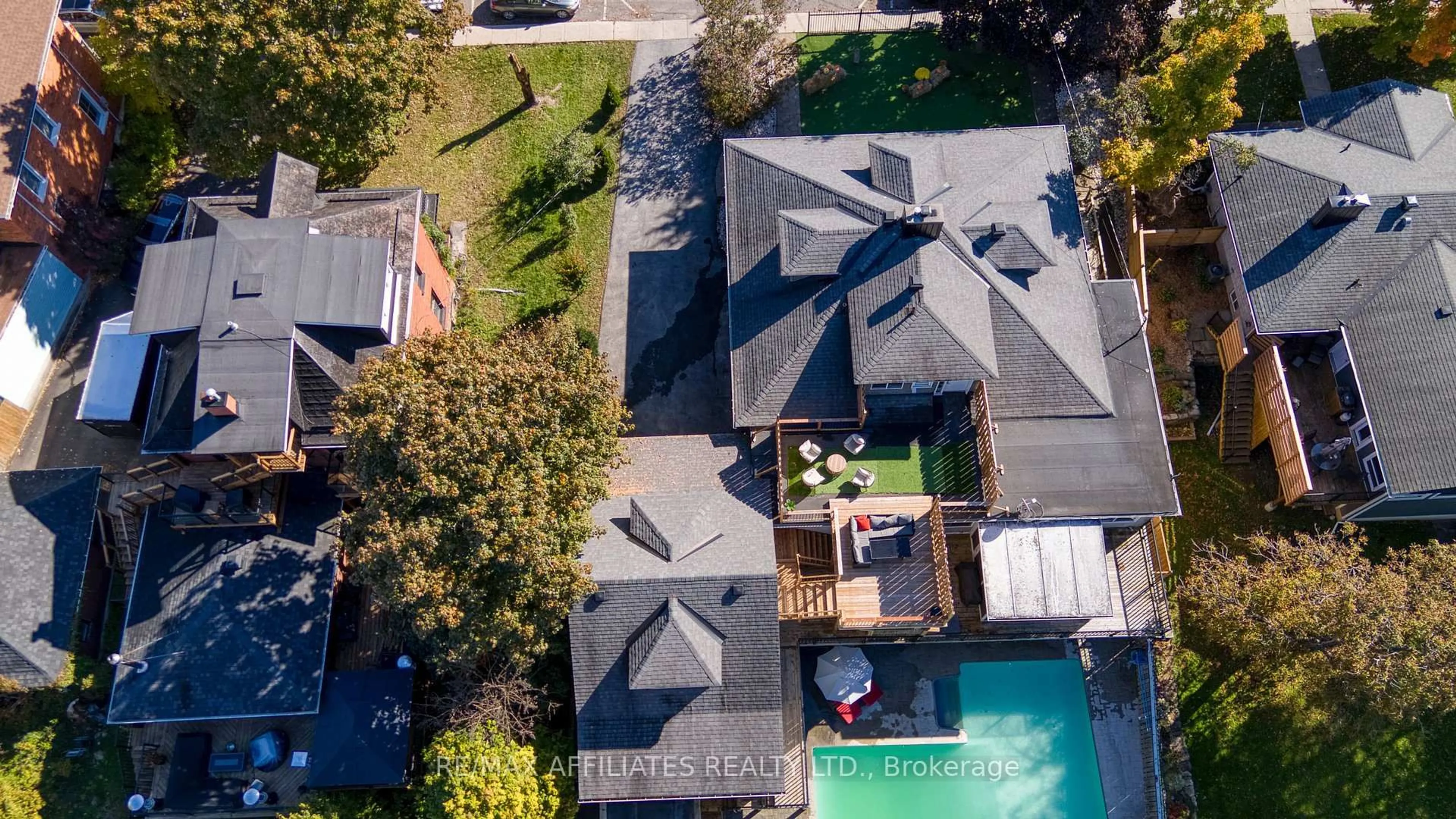 A pic from outside/outdoor area/front of a property/back of a property/a pic from drone, street for 27 Allan St, Carleton Place Ontario K7C 1T1
