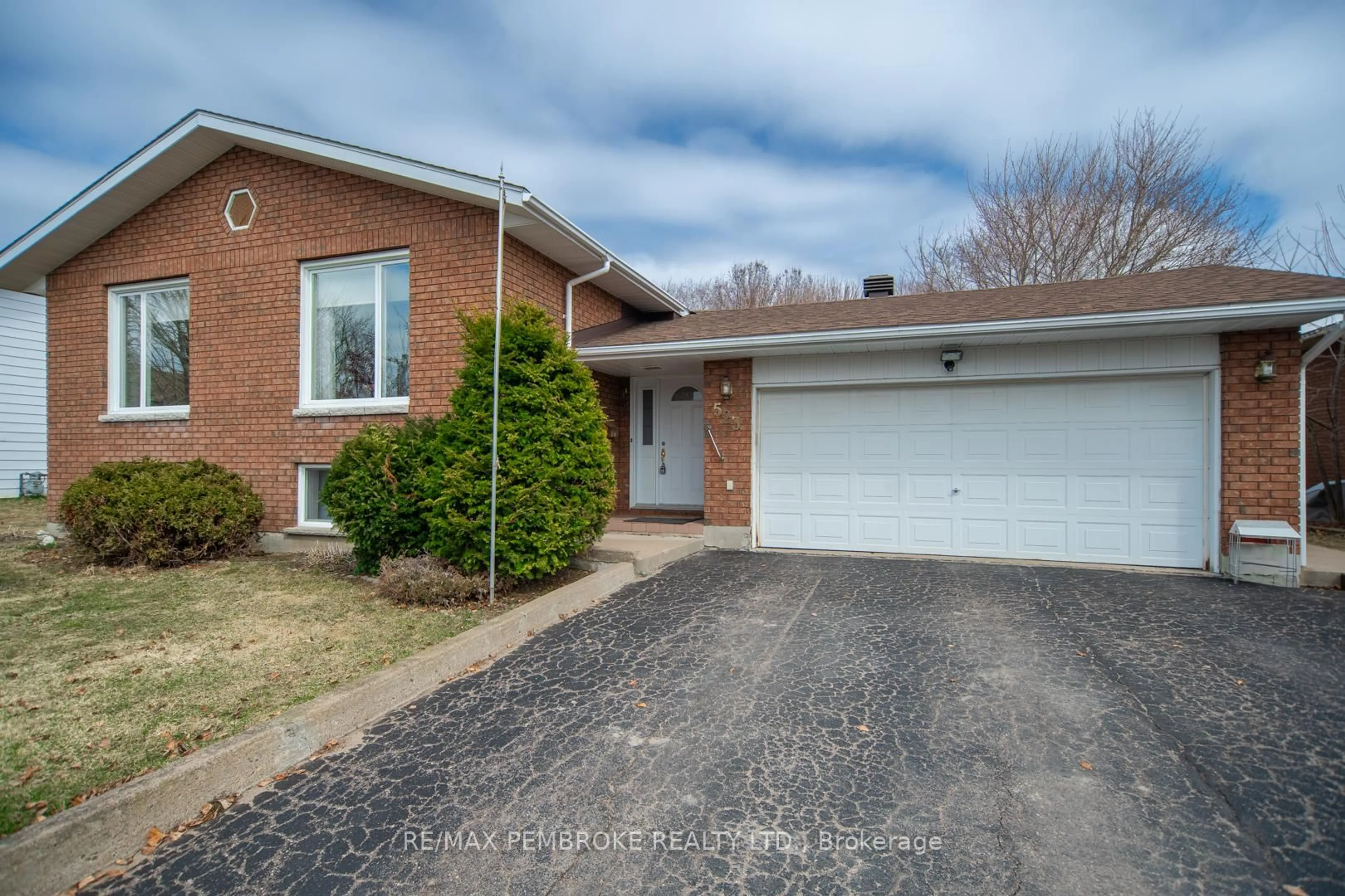 Home with brick exterior material, street for 523 O'Brien St, Pembroke Ontario K8A 8E6