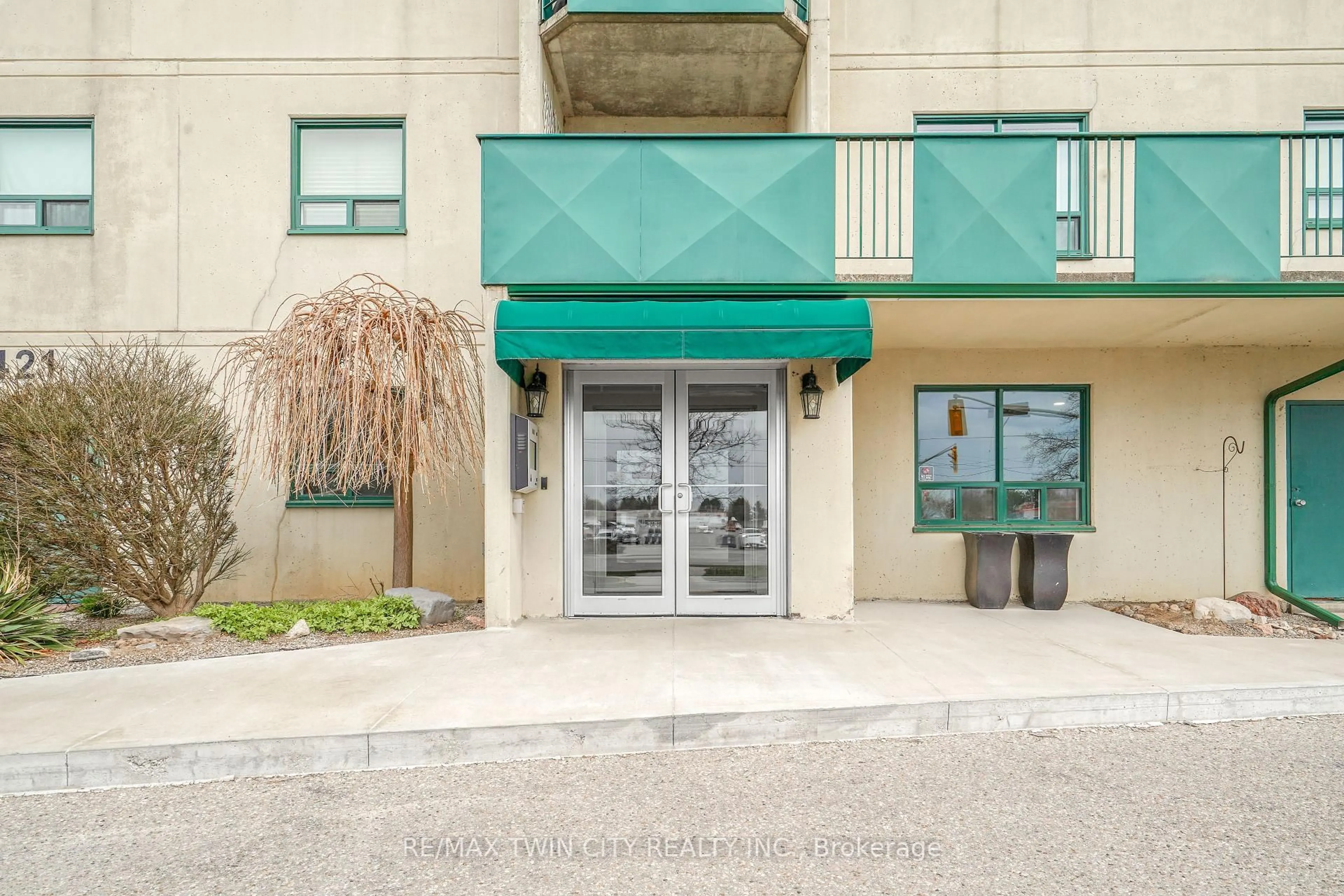 Indoor foyer for 421 Fairview Dr #506, Brantford Ontario N3R 7M3