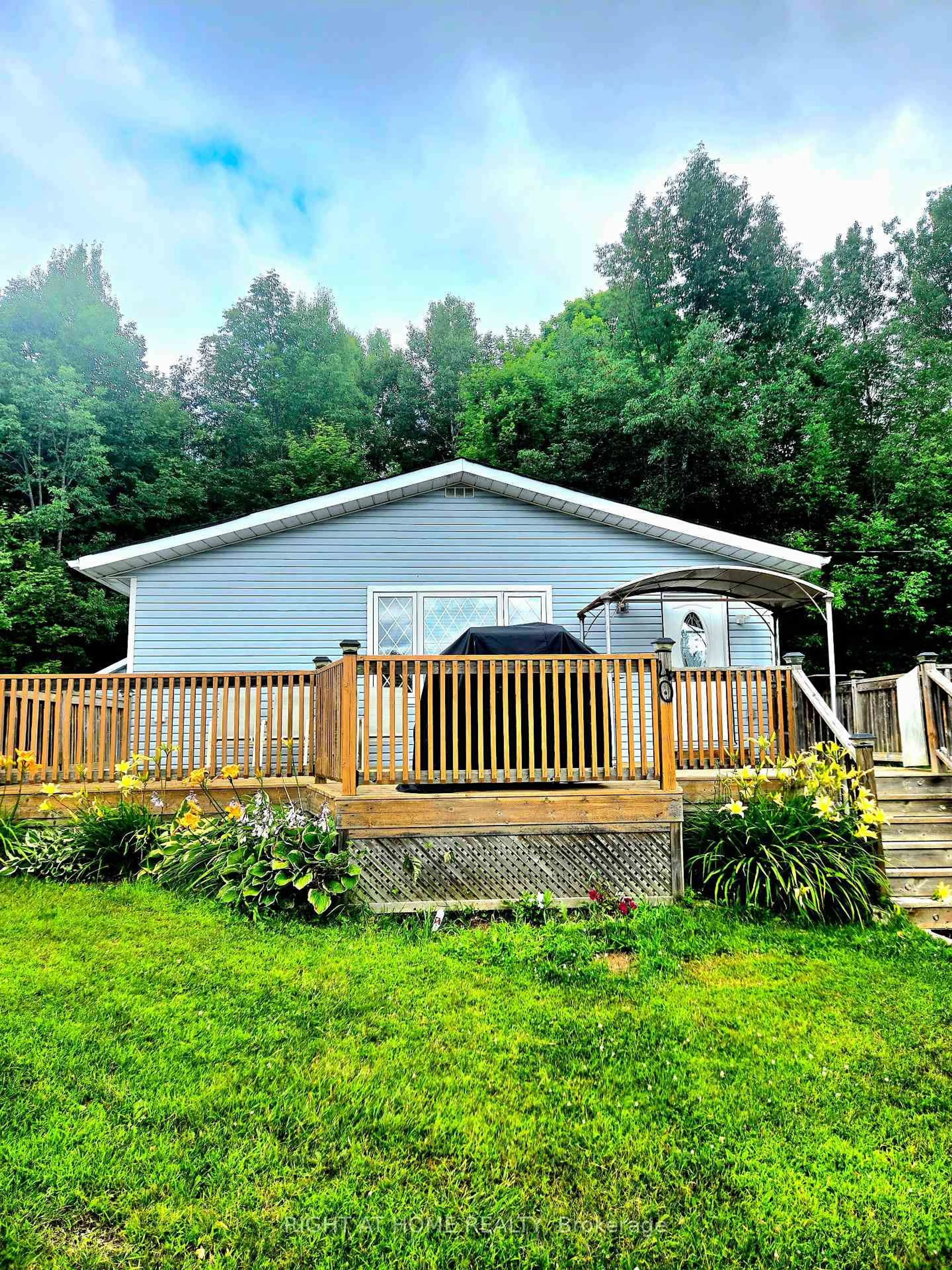 Home with vinyl exterior material, water/lake/river/ocean view for 1043 Lobo Dr #40, Minden Hills Ontario K0M 2K0