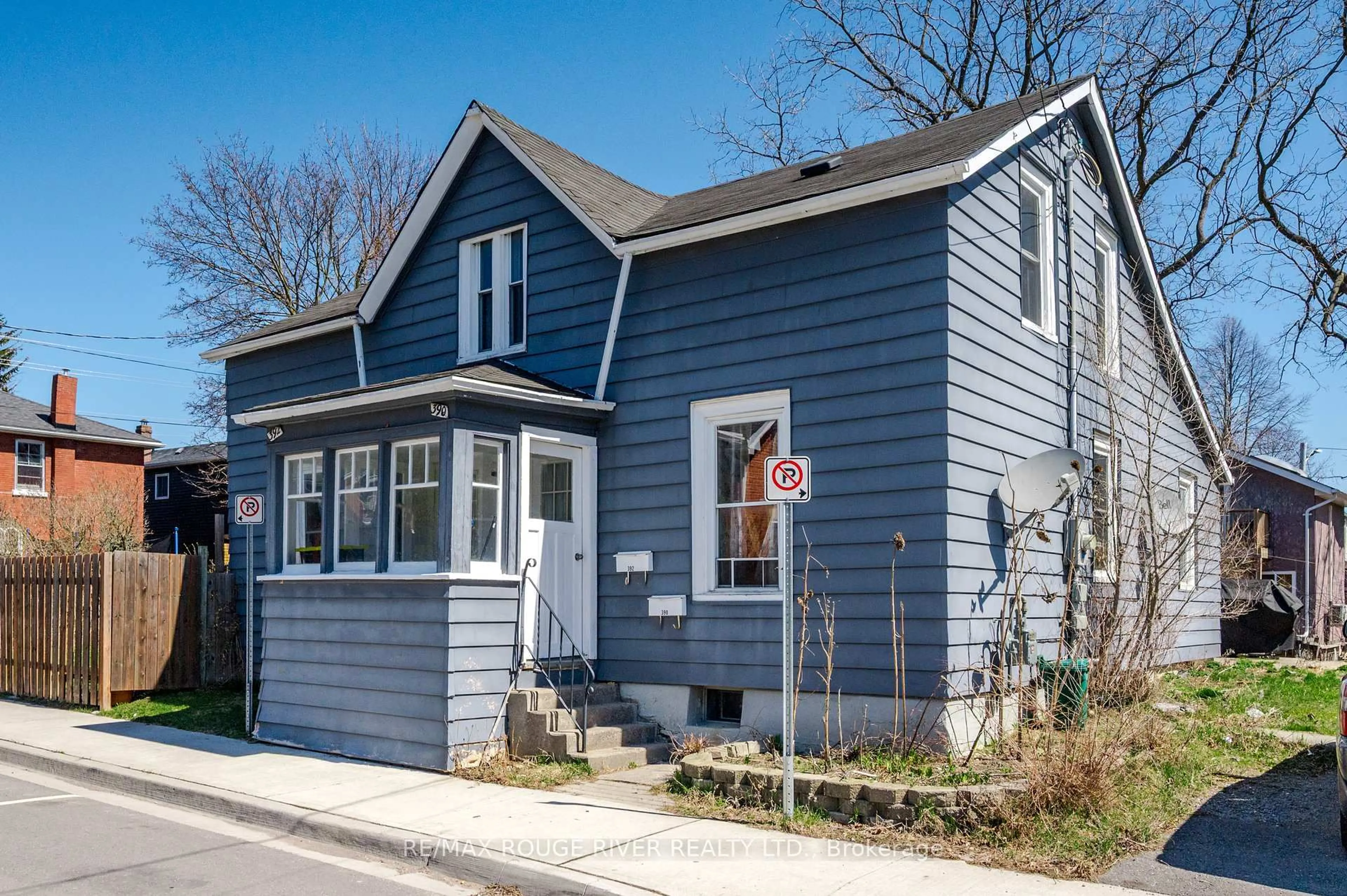 Home with vinyl exterior material, street for 390/392 Mathew St, Cobourg Ontario K9A 3E8