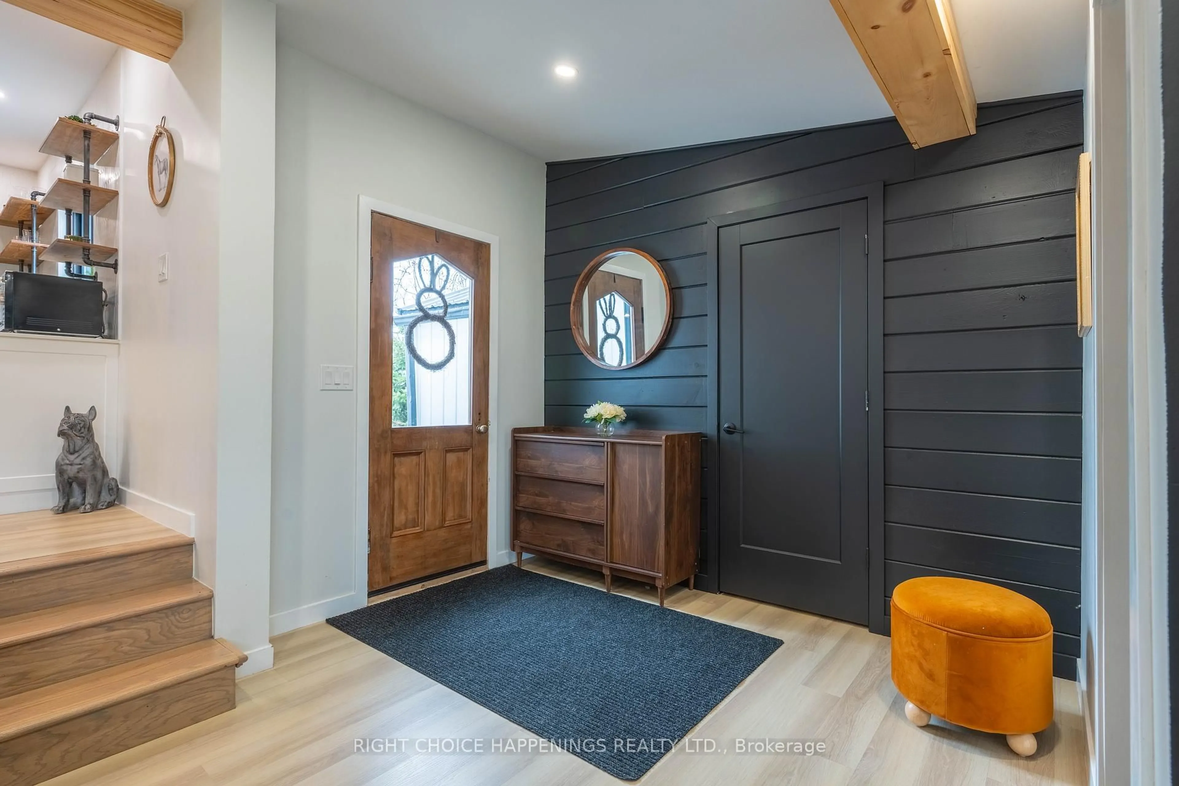 Indoor entryway for 1368 Lorraine Rd, Port Colborne Ontario L3K 5V3