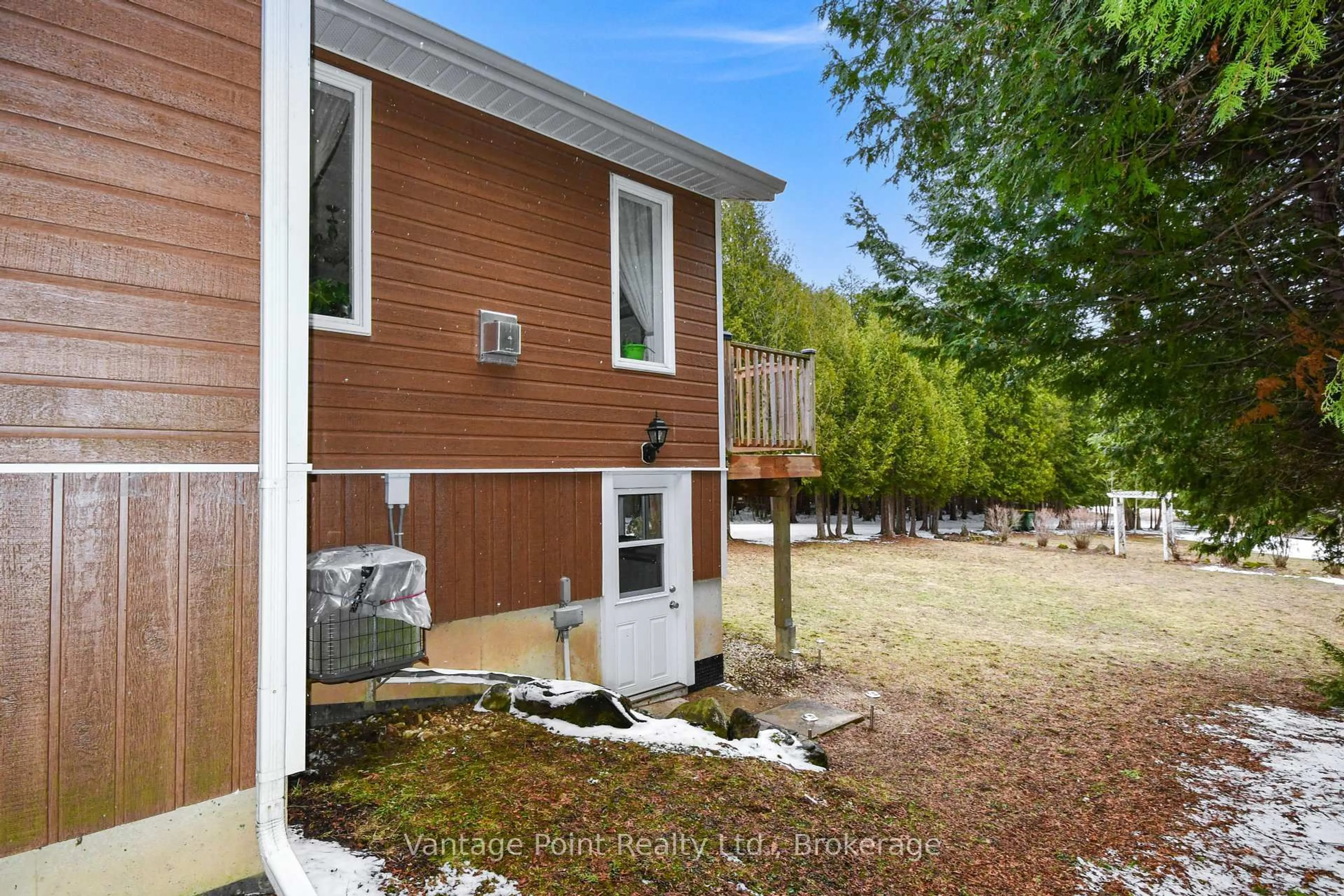 Home with vinyl exterior material, unknown for 447077 10th Concession, Grey Highlands Ontario N0C 1E0