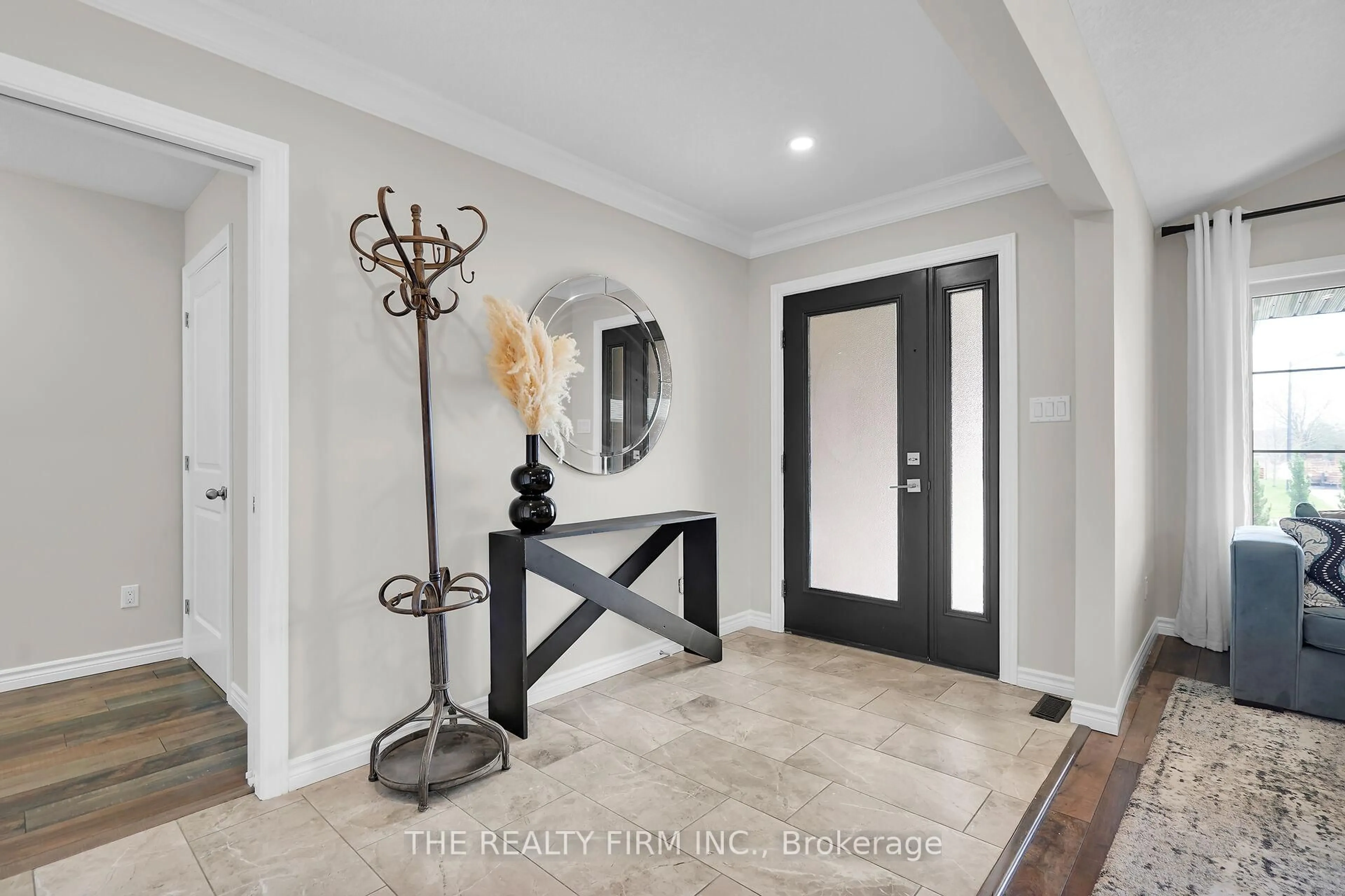 Indoor entryway for 15 Glenwood St, St. Thomas Ontario N5R 0G9