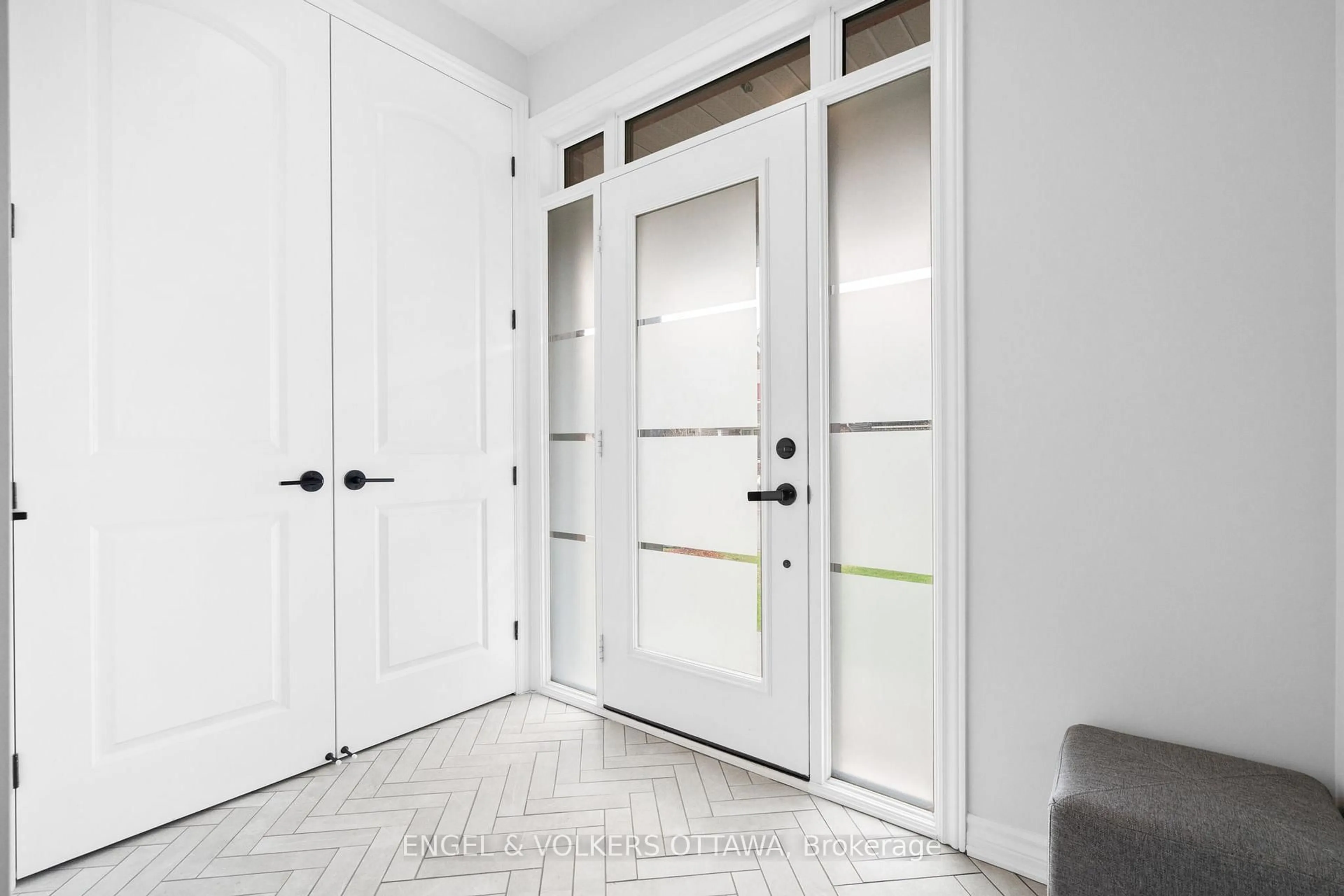 Indoor entryway for 329 Finial Way, Ottawa Ontario K2J 6V9