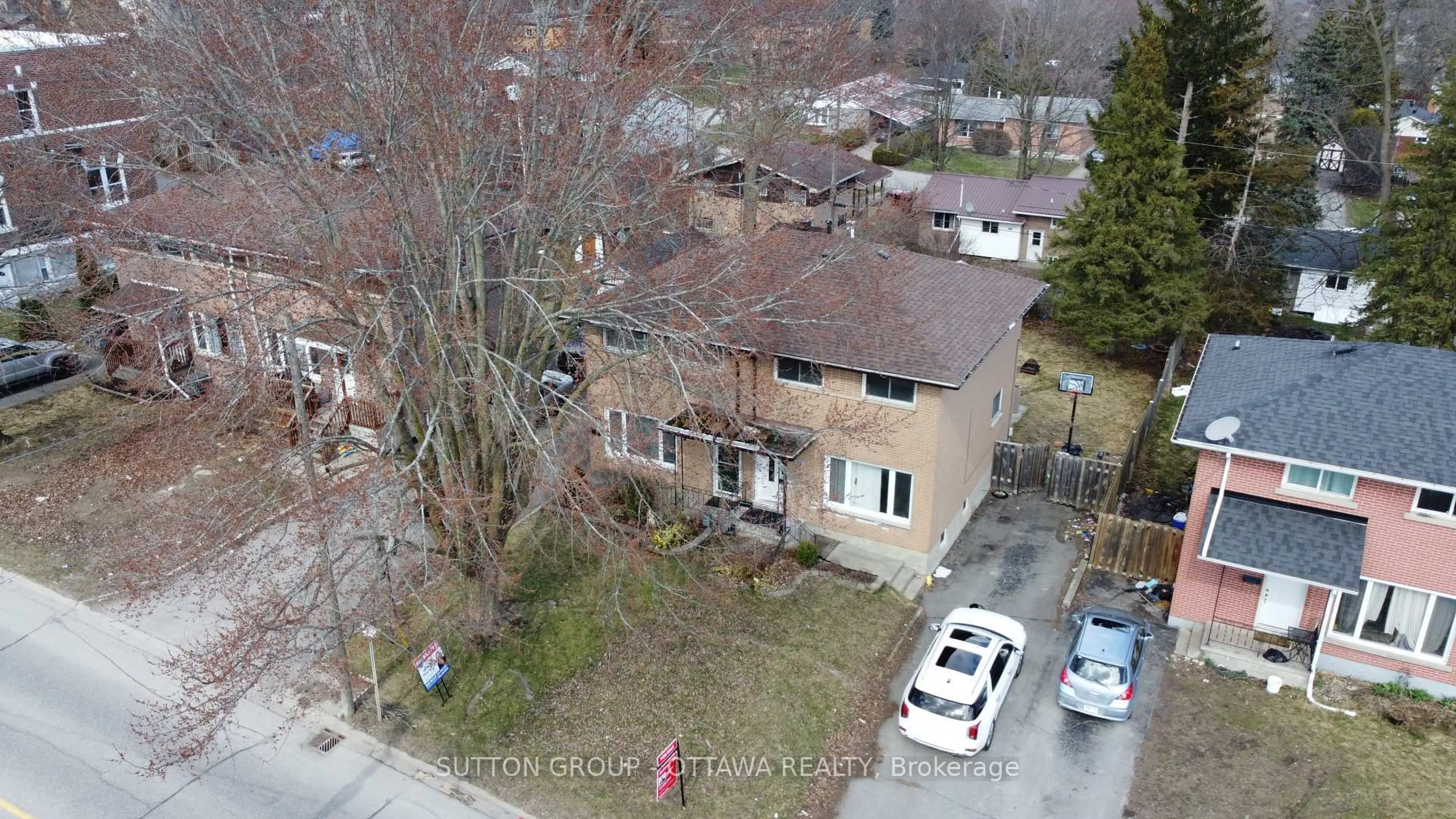 A pic from outside/outdoor area/front of a property/back of a property/a pic from drone, street for 231 Perth St, Brockville Ontario K6V 5E7