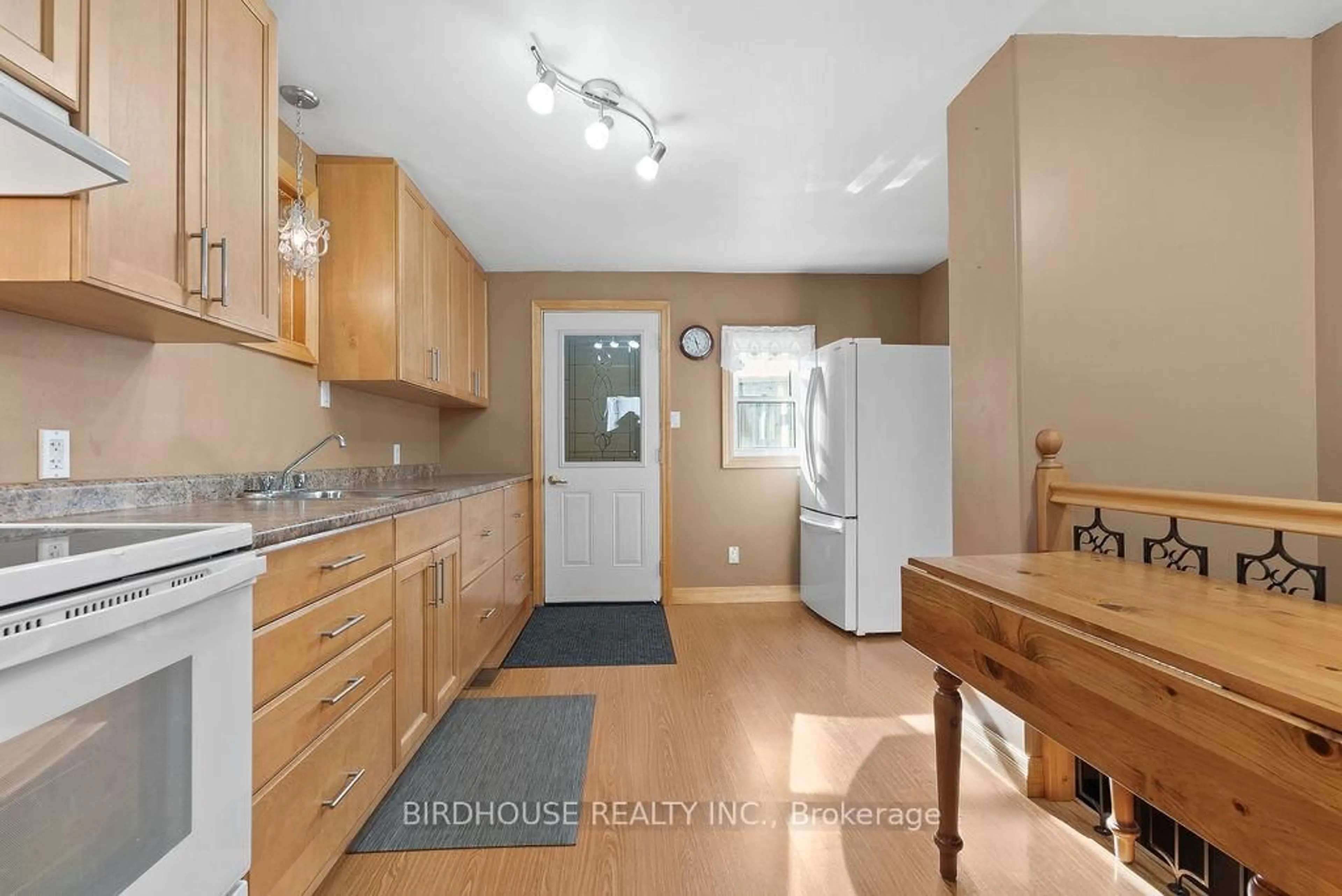 Standard kitchen, unknown for 72 Cambridge St, Kawartha Lakes Ontario K9V 3C5