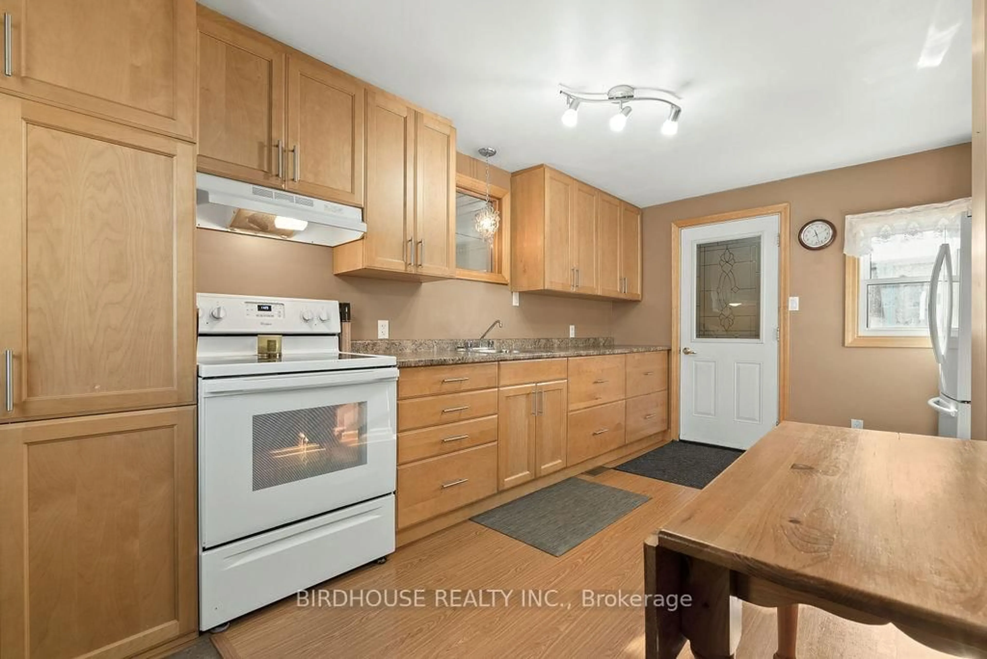 Standard kitchen, wood/laminate floor for 72 Cambridge St, Kawartha Lakes Ontario K9V 3C5