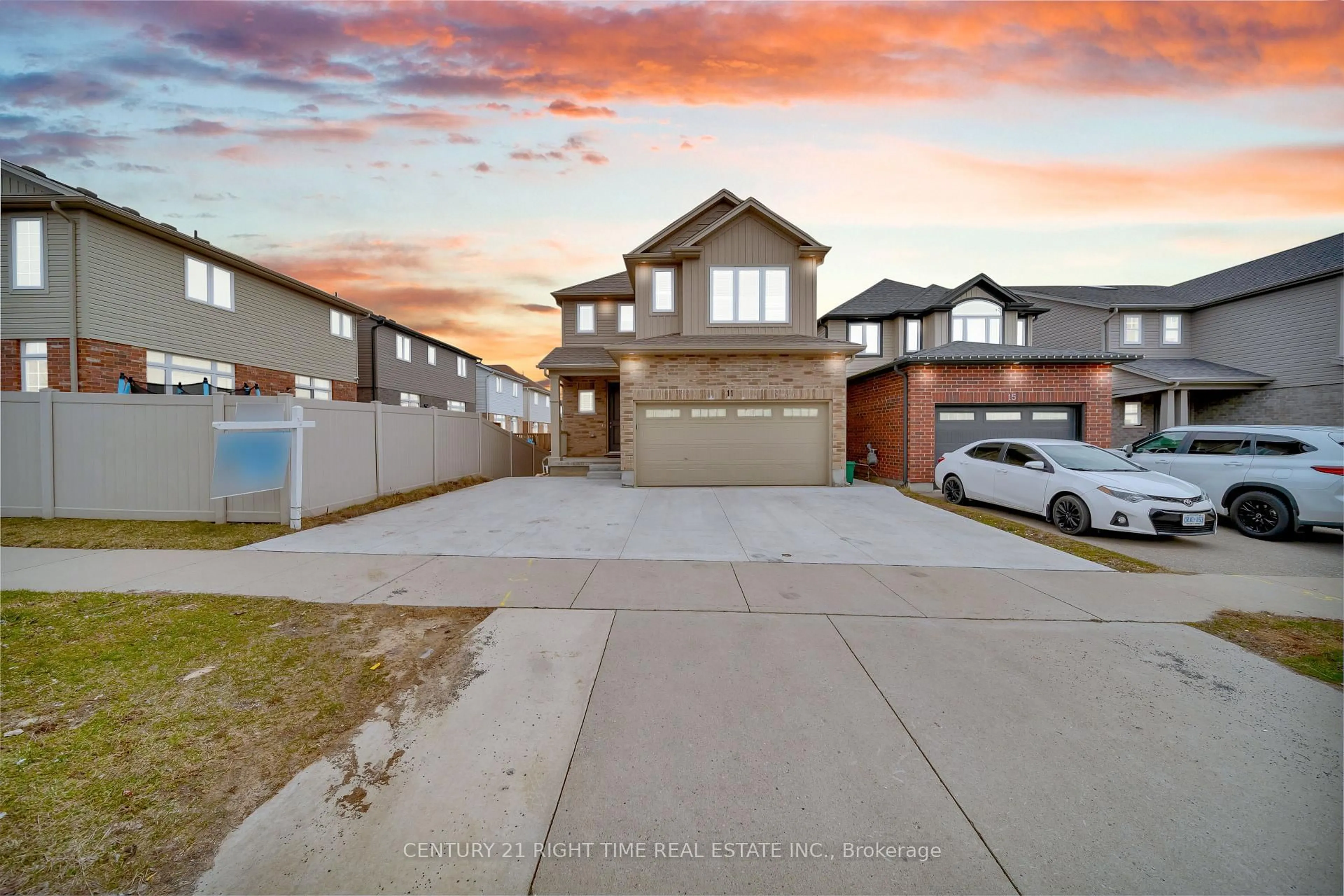 A pic from outside/outdoor area/front of a property/back of a property/a pic from drone, street for 11 Willowrun Dr, Kitchener Ontario N2A 0H5