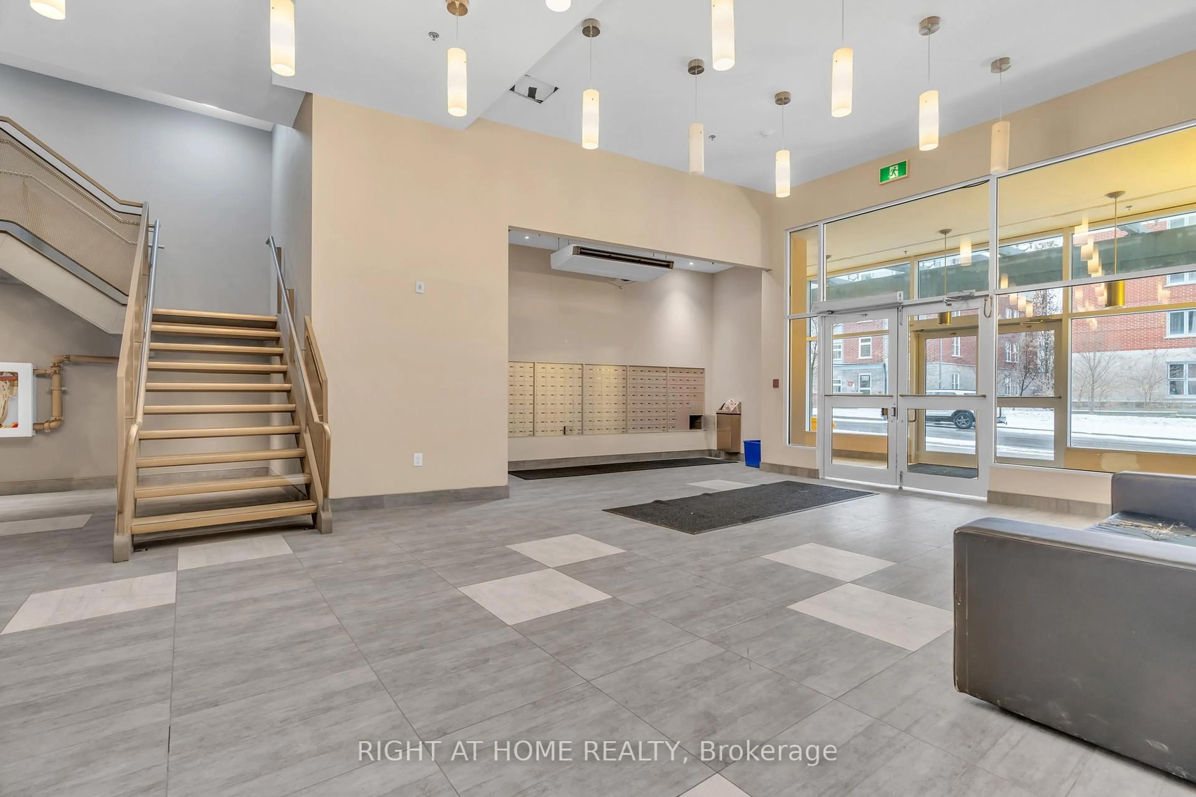 Indoor foyer for 280 Lester St #703, Waterloo Ontario N2L 0G2