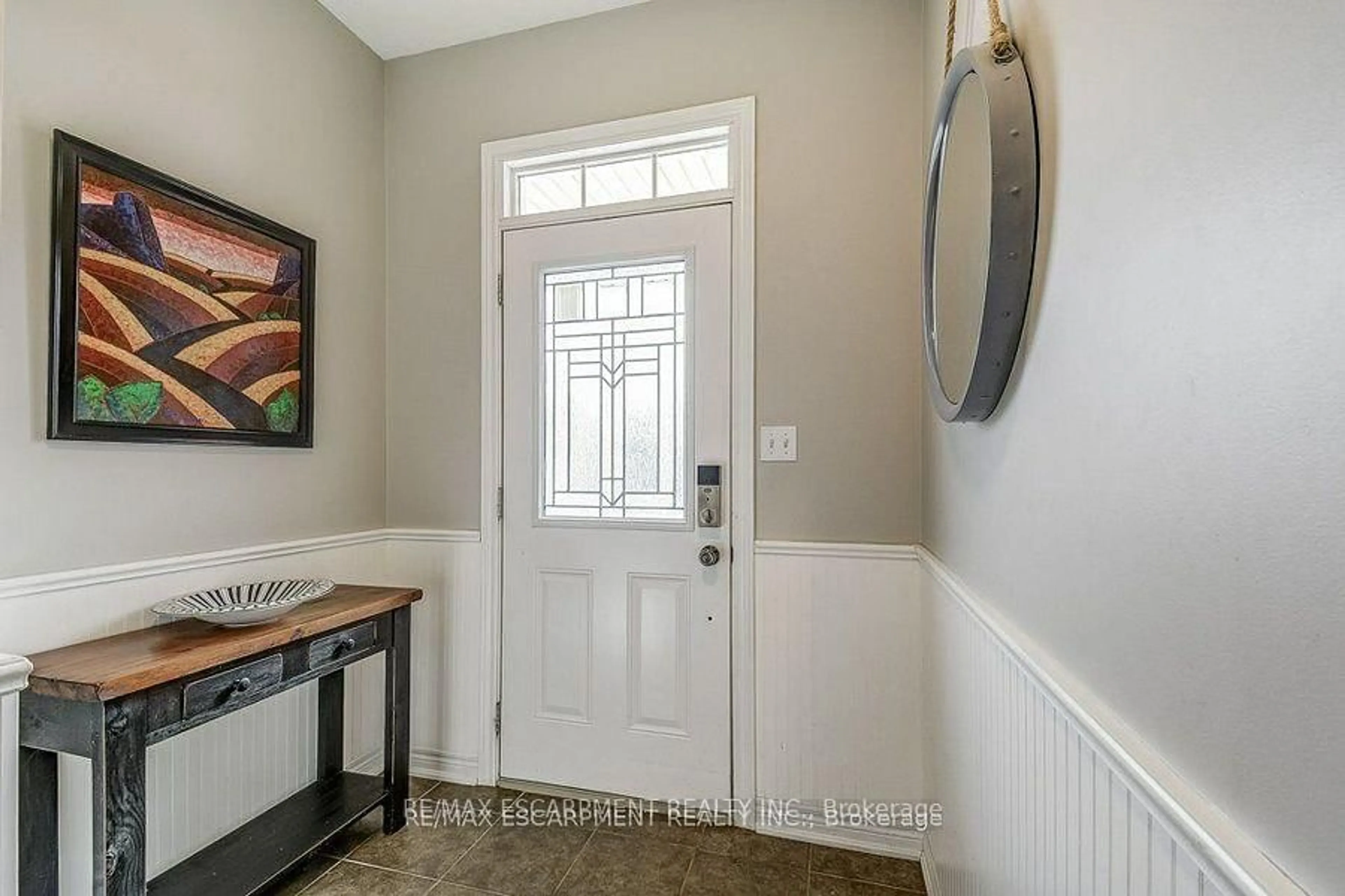 Indoor entryway for 80 Cole St, Hamilton Ontario L8B 0R3