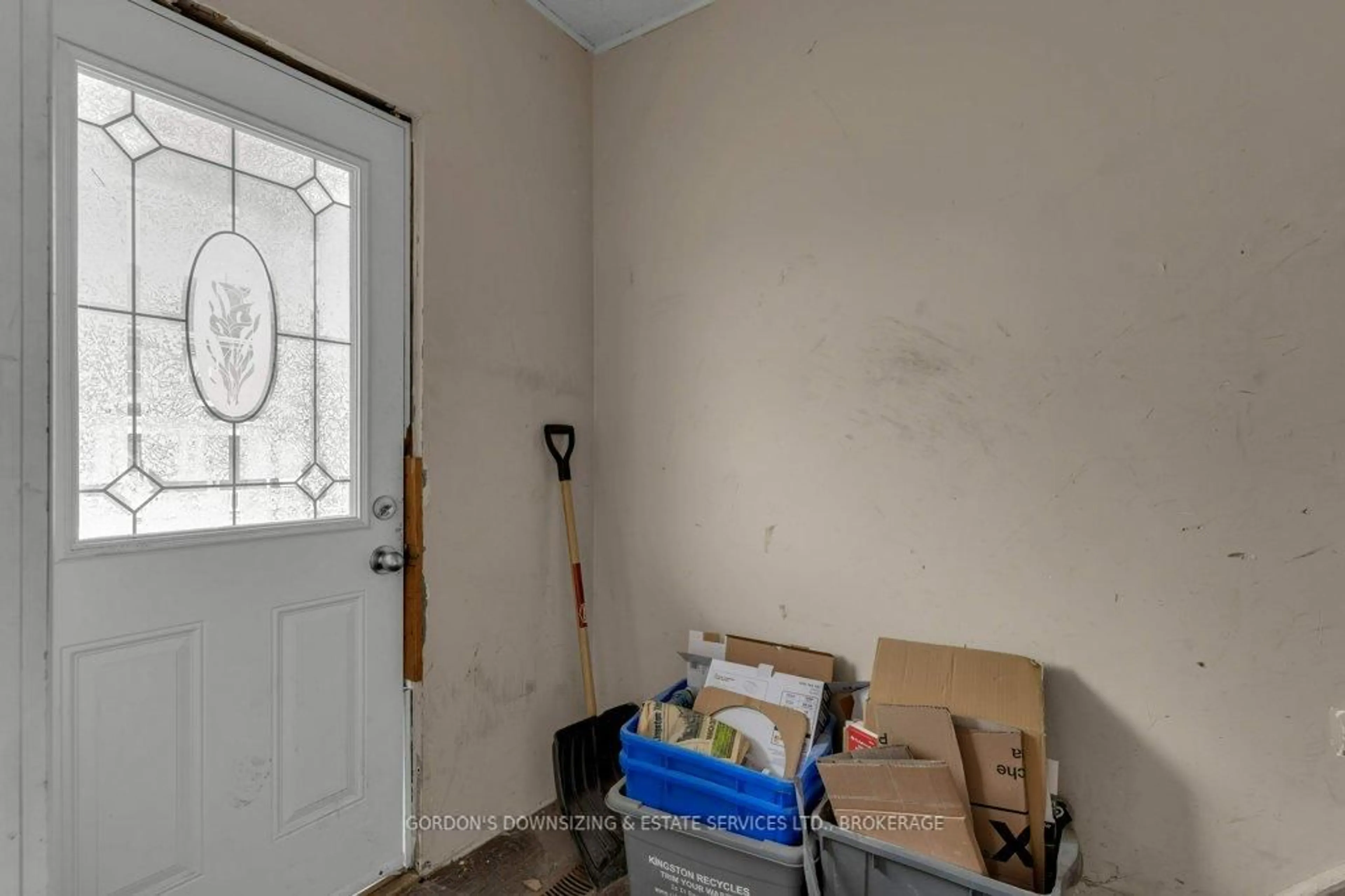 Indoor entryway for 184 Montreal St, Kingston Ontario K7K 3G4