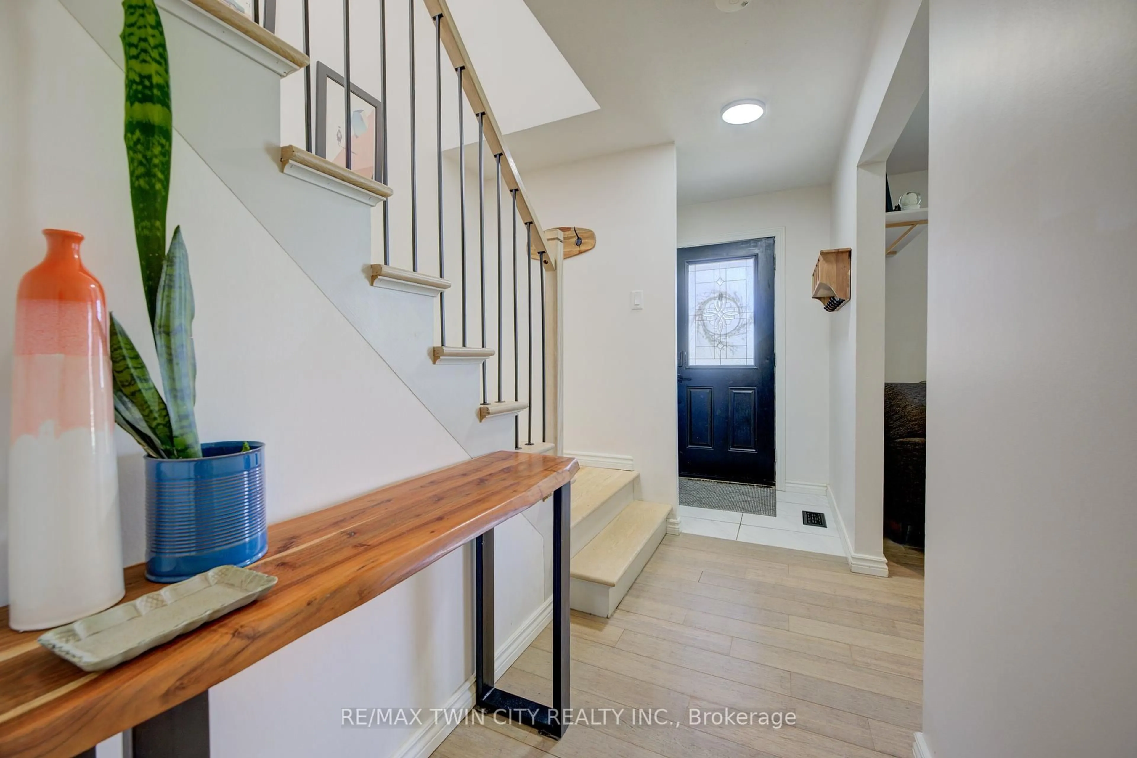 Indoor entryway for 282 Braemore Ave, Waterloo Ontario N2K 1T6
