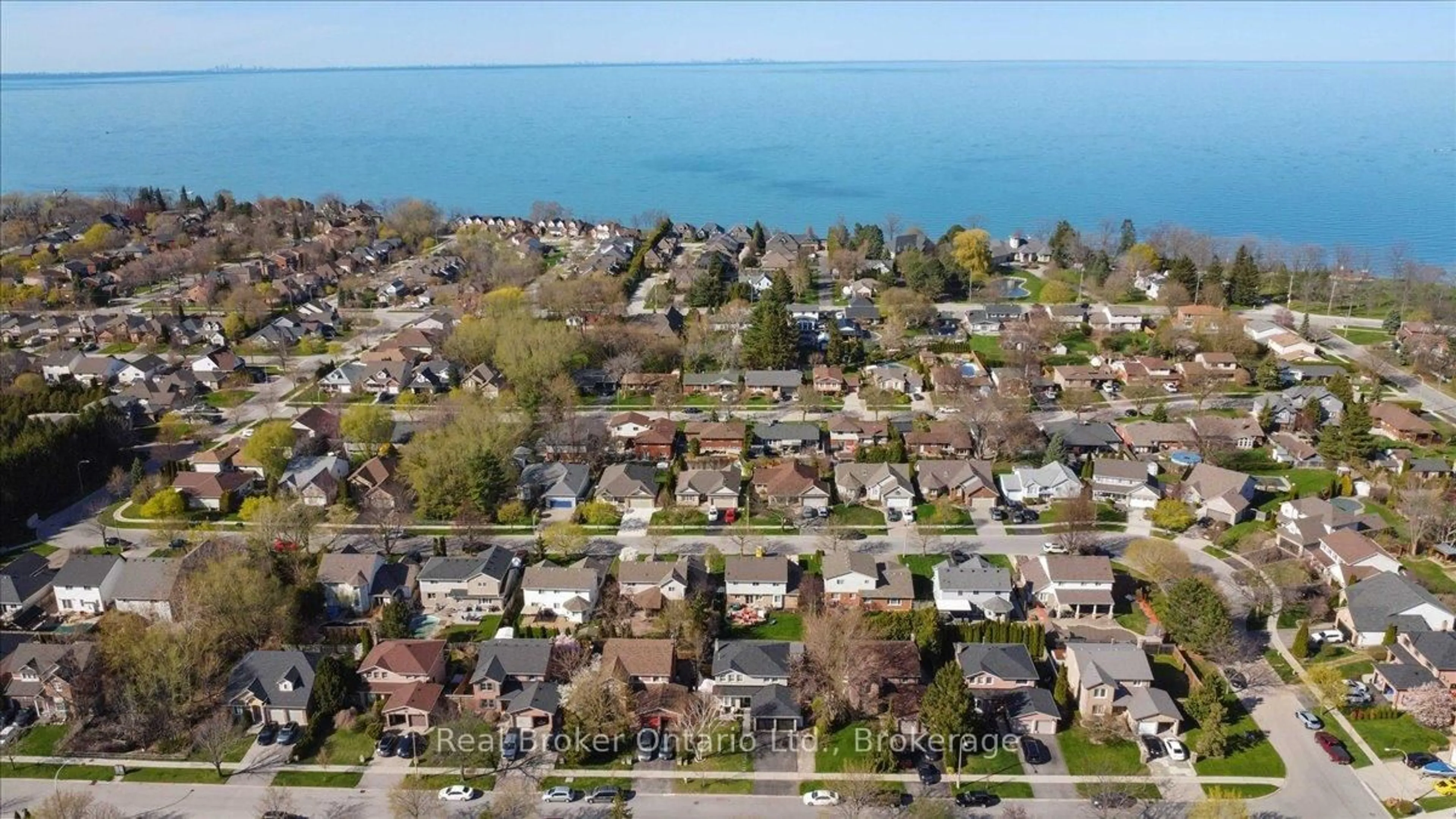 A pic from outside/outdoor area/front of a property/back of a property/a pic from drone, water/lake/river/ocean view for 8 Jeanette Ave, Grimsby Ontario L3M 5B4