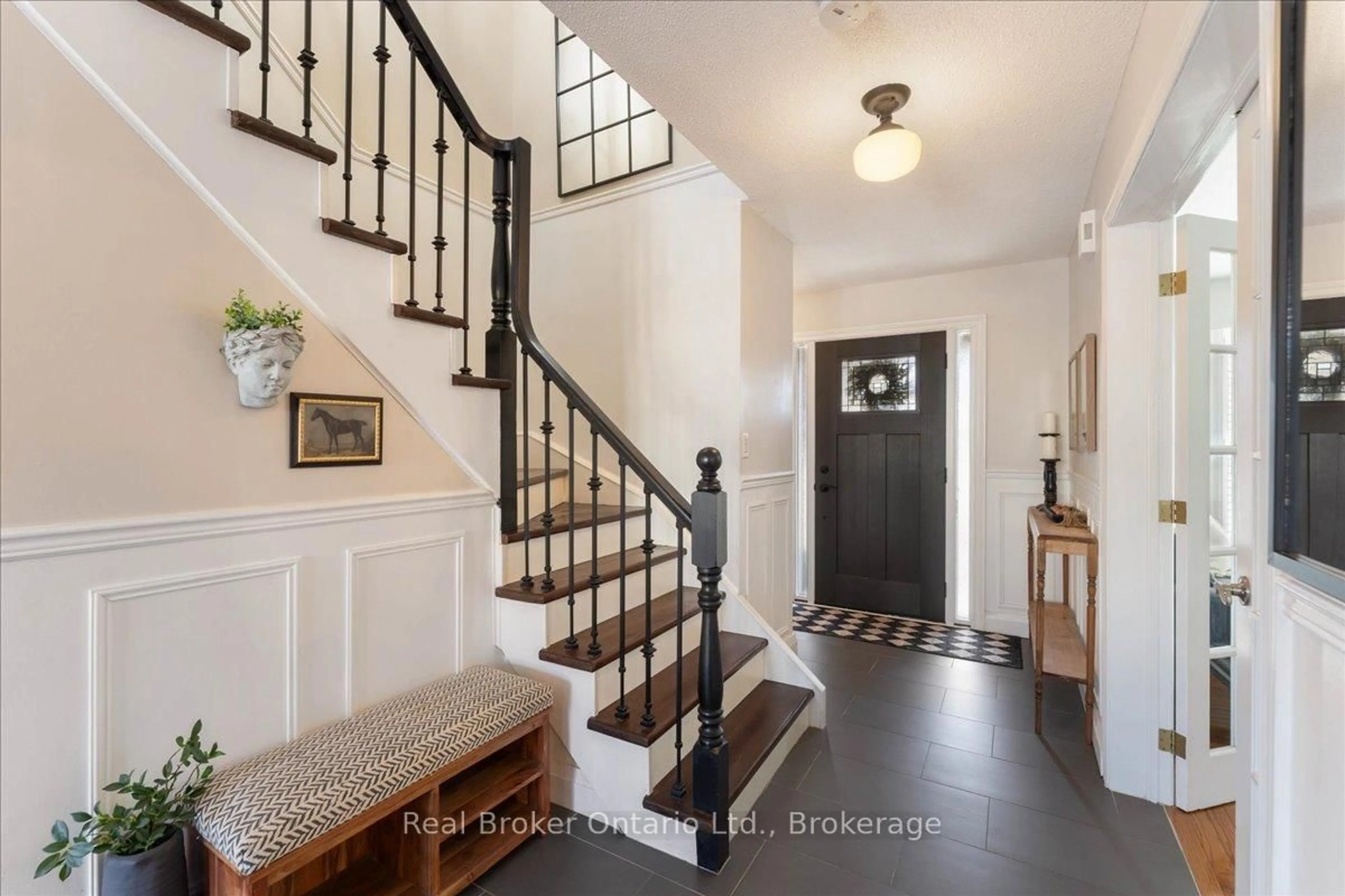 Indoor entryway for 8 Jeanette Ave, Grimsby Ontario L3M 5B4