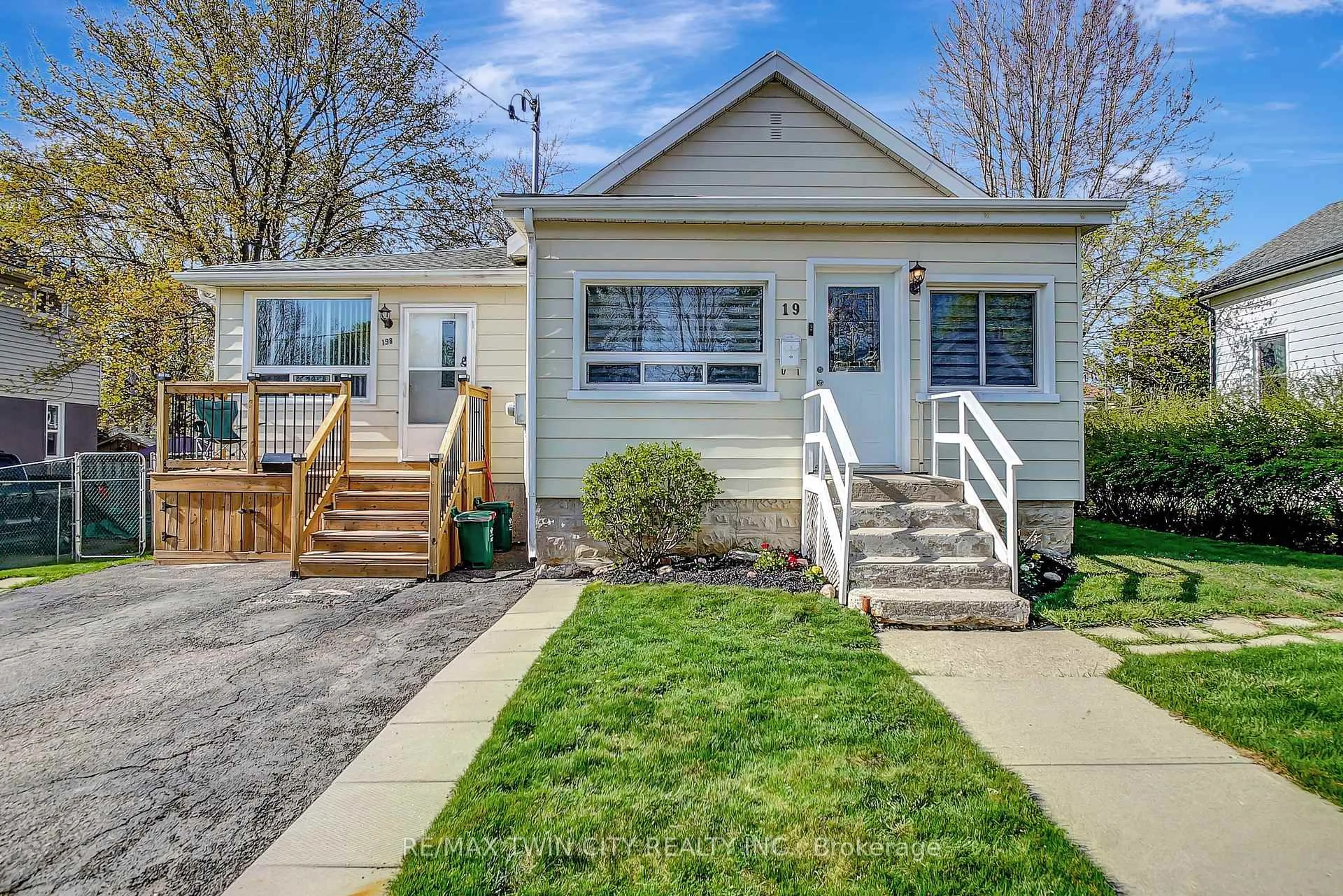 Home with vinyl exterior material, street for 19 Waterside Ave, Cambridge Ontario N1R 1E8