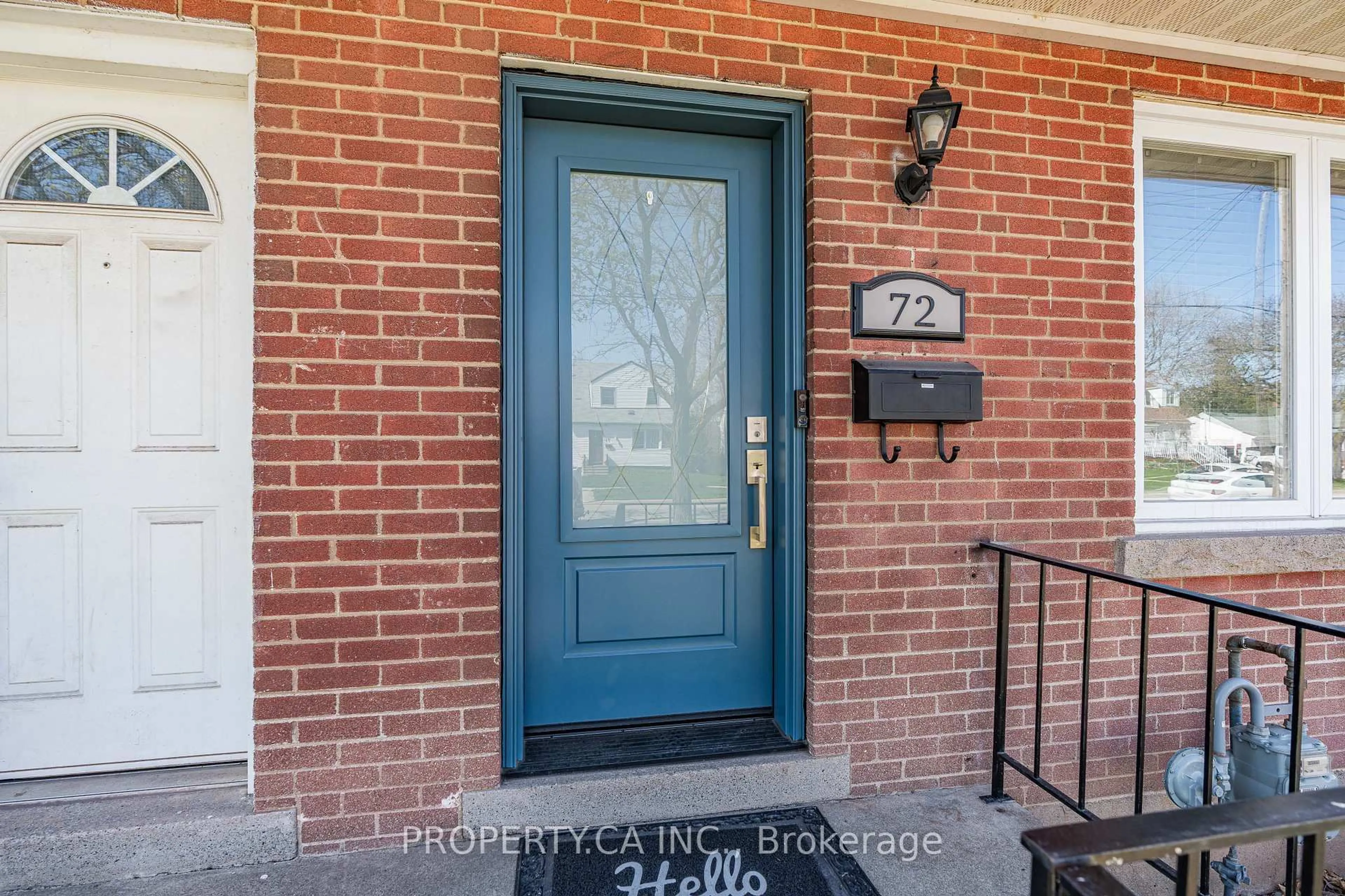 Indoor entryway for 72 Martha St, Hamilton Ontario L8H 2B7