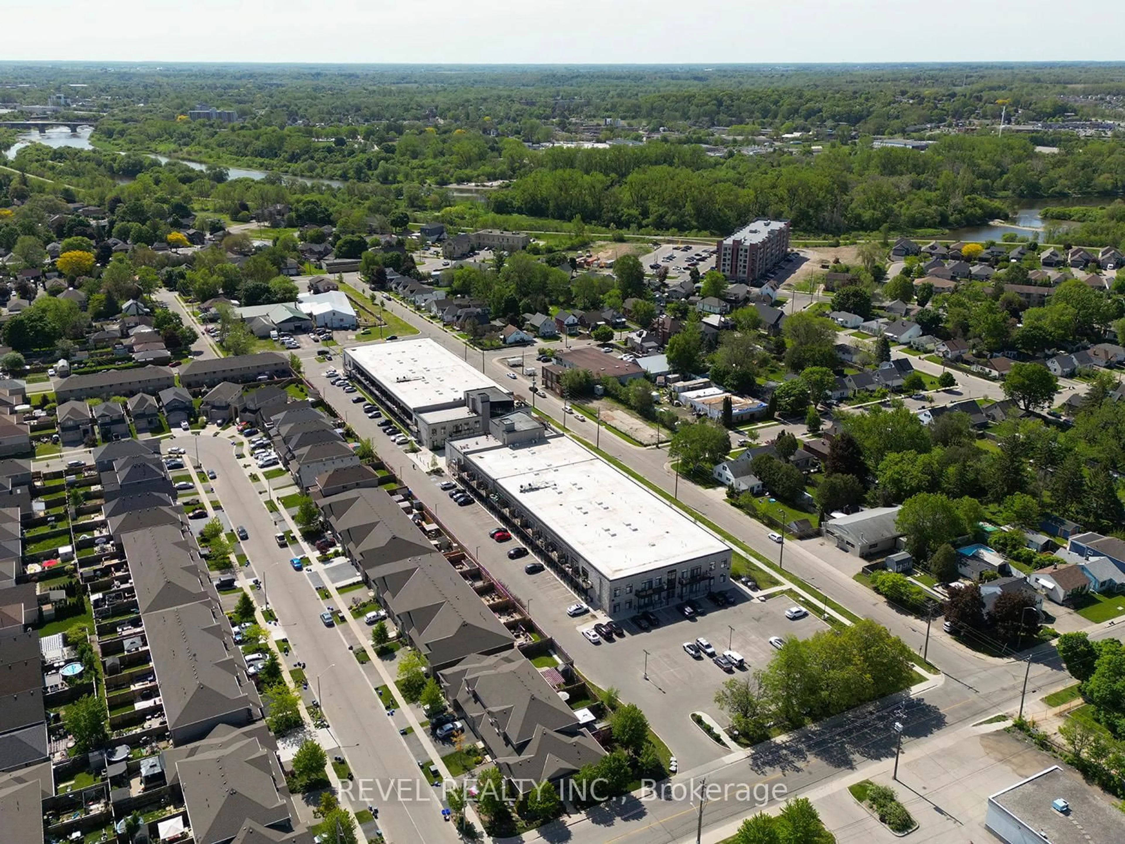 A pic from outside/outdoor area/front of a property/back of a property/a pic from drone, street for 85 Morrell St, Brantford Ontario N3T 4J6